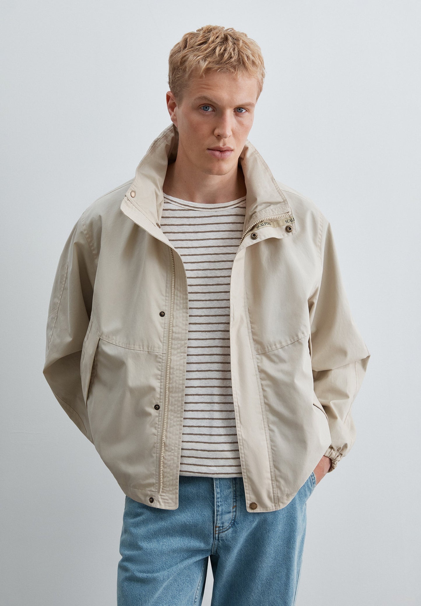 FUNKTIONSJACKE MIT VERDECKTER KAPUZE