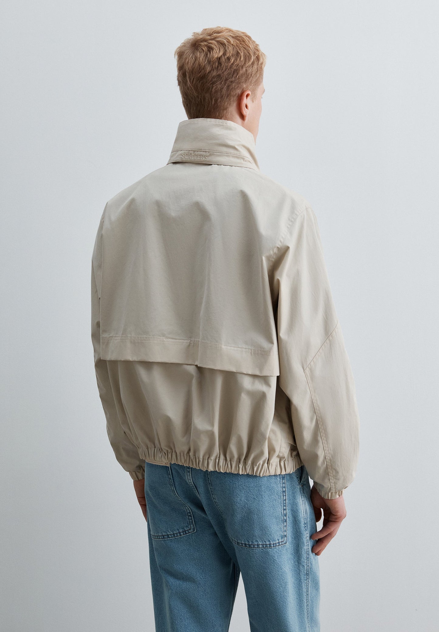 FUNKTIONSJACKE MIT VERDECKTER KAPUZE