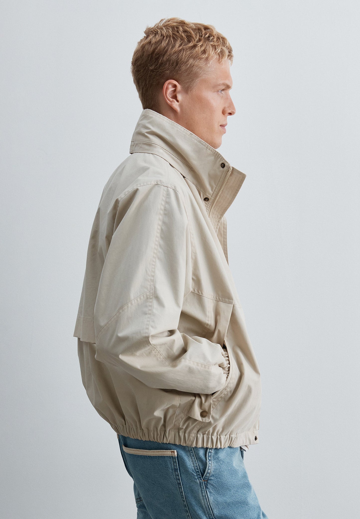 FUNKTIONSJACKE MIT VERDECKTER KAPUZE