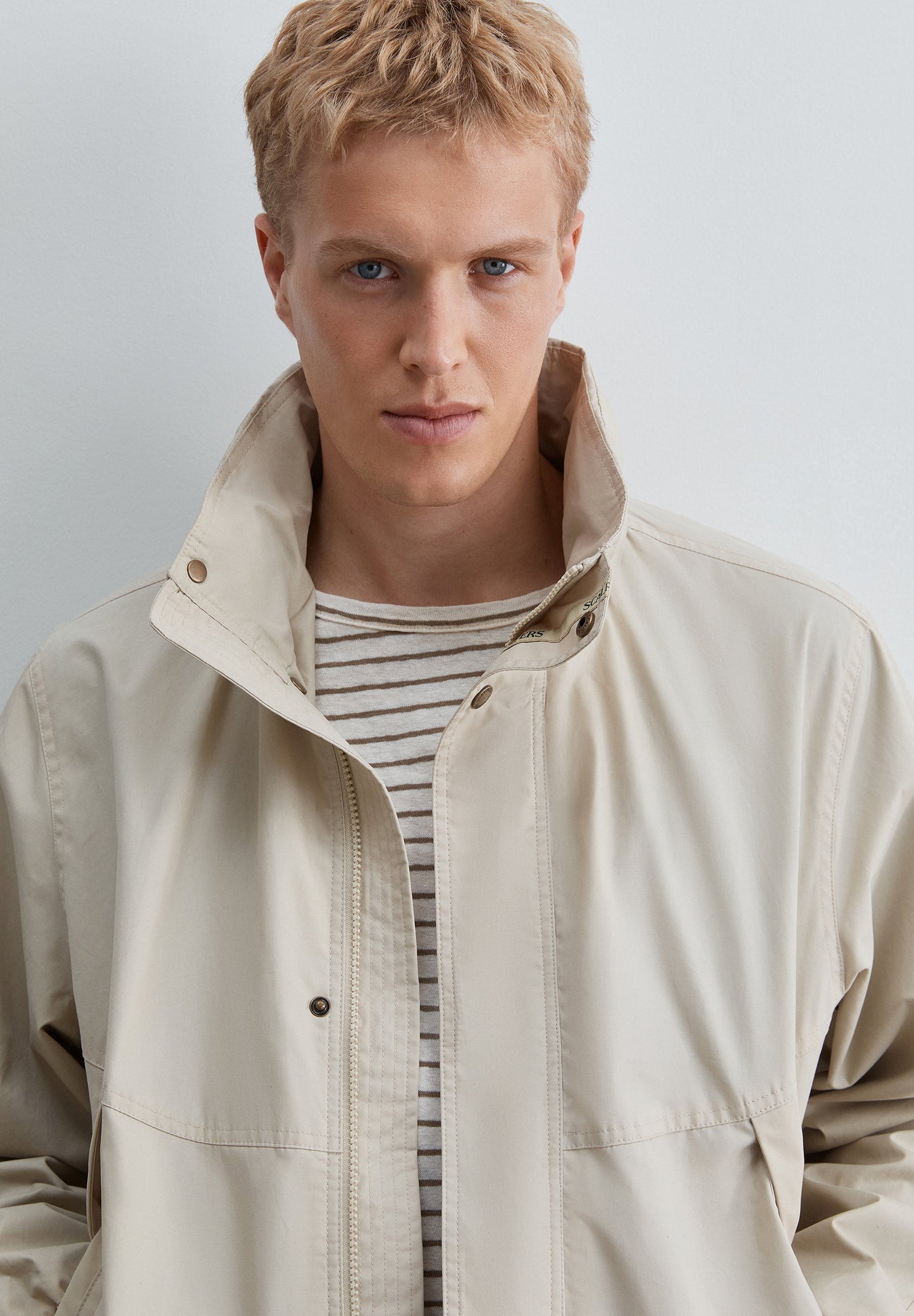 FUNKTIONSJACKE MIT VERDECKTER KAPUZE