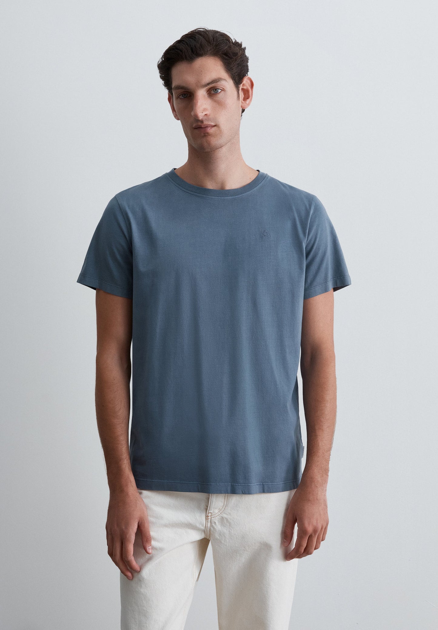 T-SHIRT MIT FARBLICH PASSENDER TOTENKOPF-STICKEREI