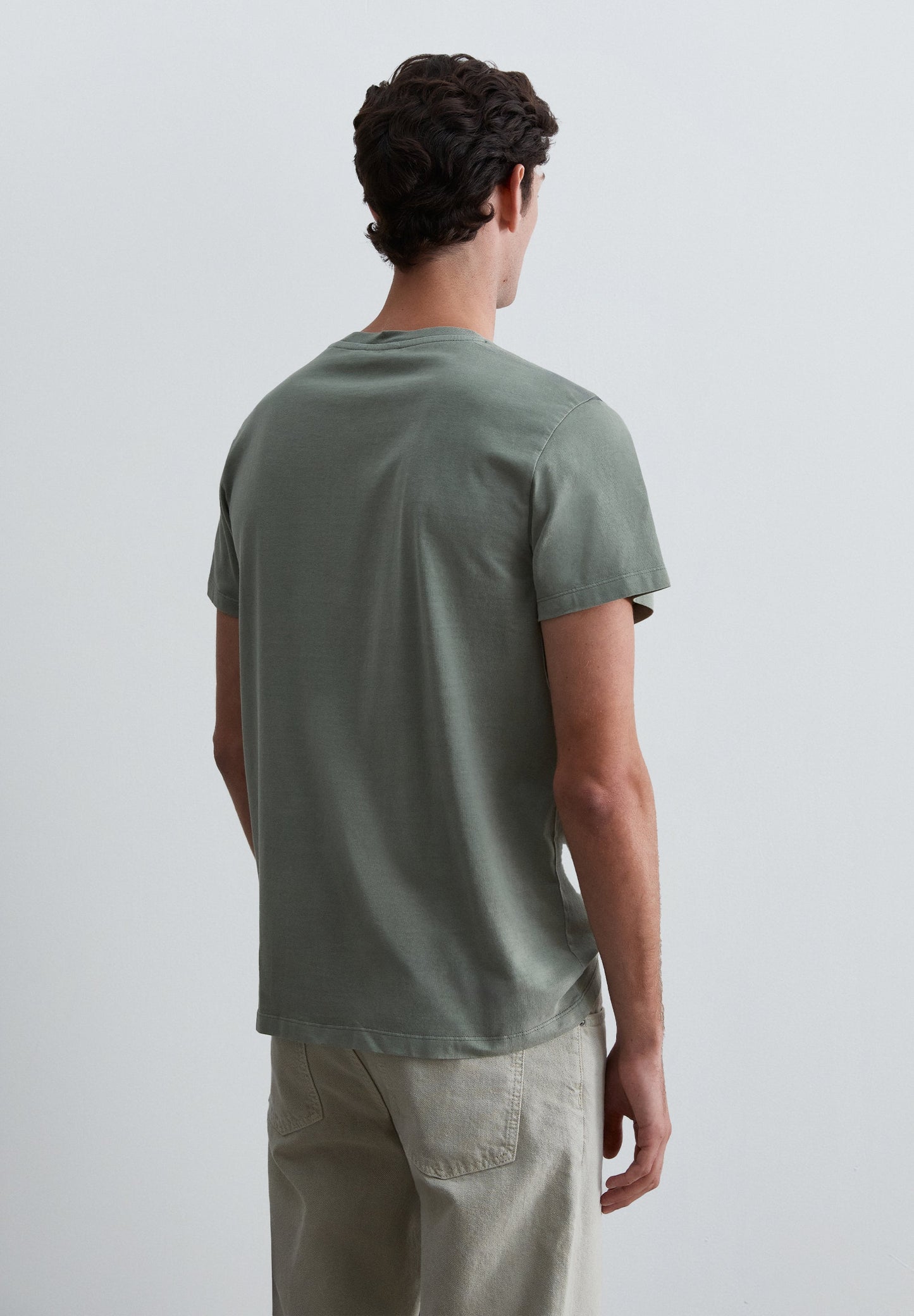 T-SHIRT MIT FARBLICH PASSENDER TOTENKOPF-STICKEREI