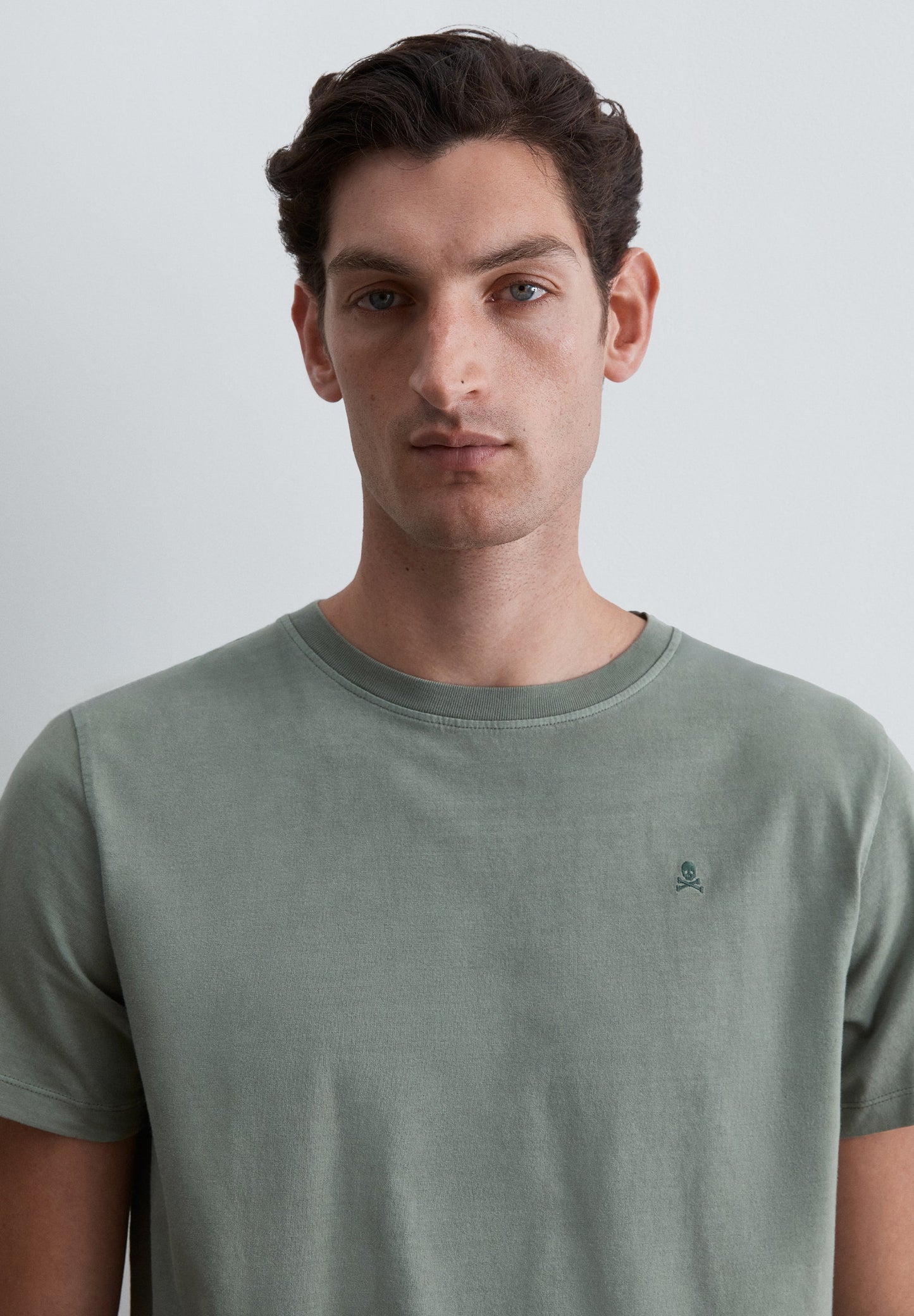T-SHIRT MIT FARBLICH PASSENDER TOTENKOPF-STICKEREI