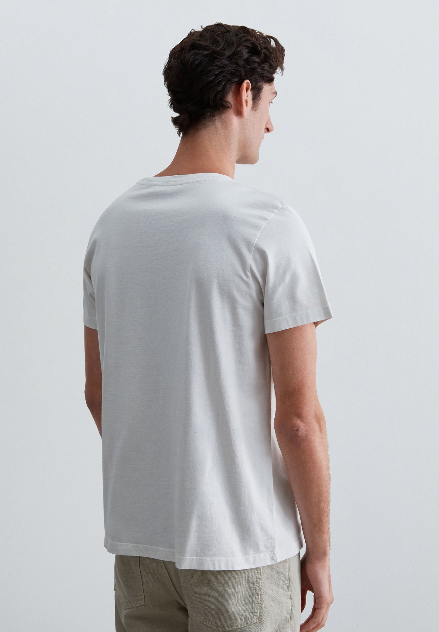 T-SHIRT MIT FARBLICH PASSENDER TOTENKOPF-STICKEREI