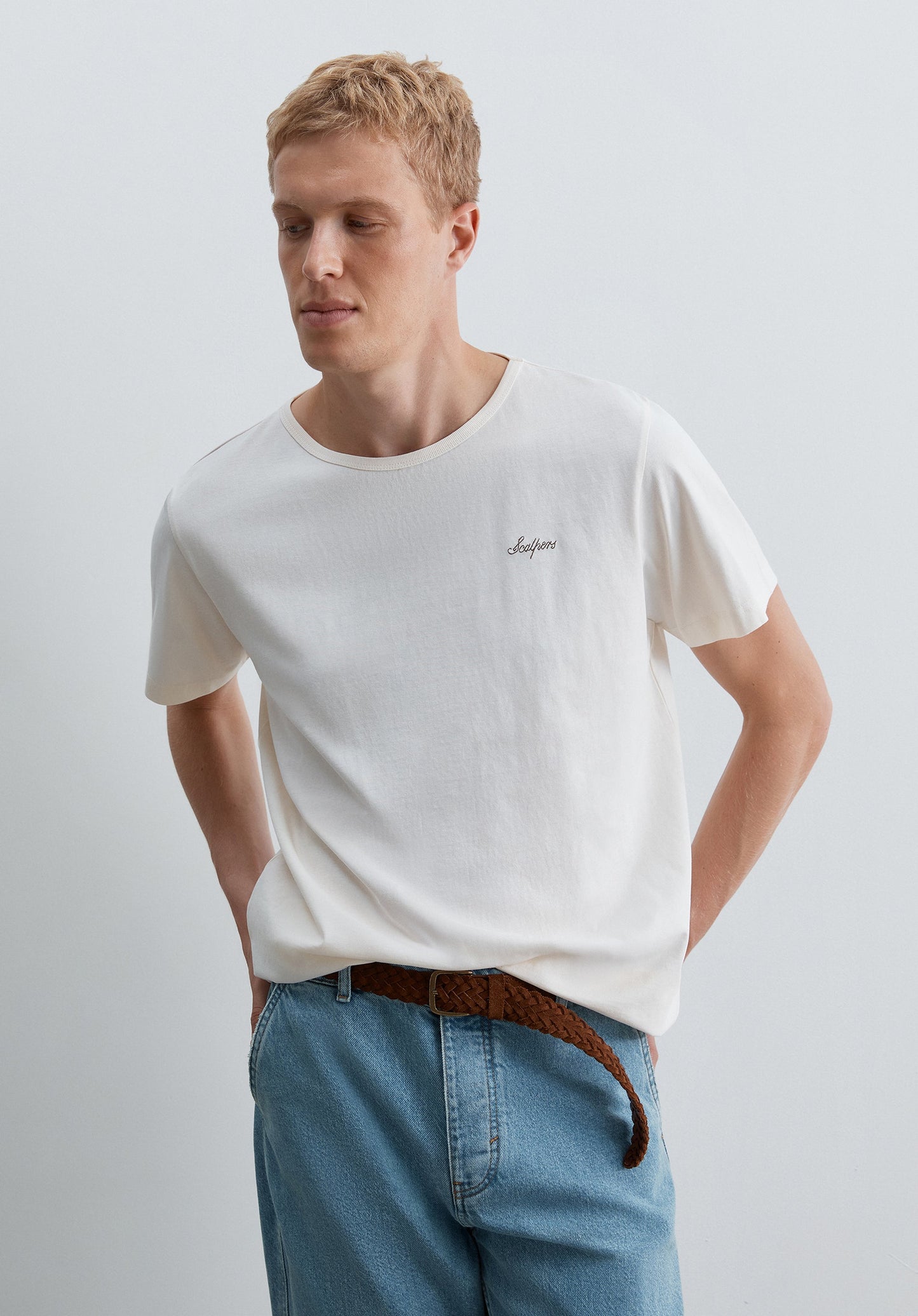 T-SHIRT MIT GESTICKTEM LOGO