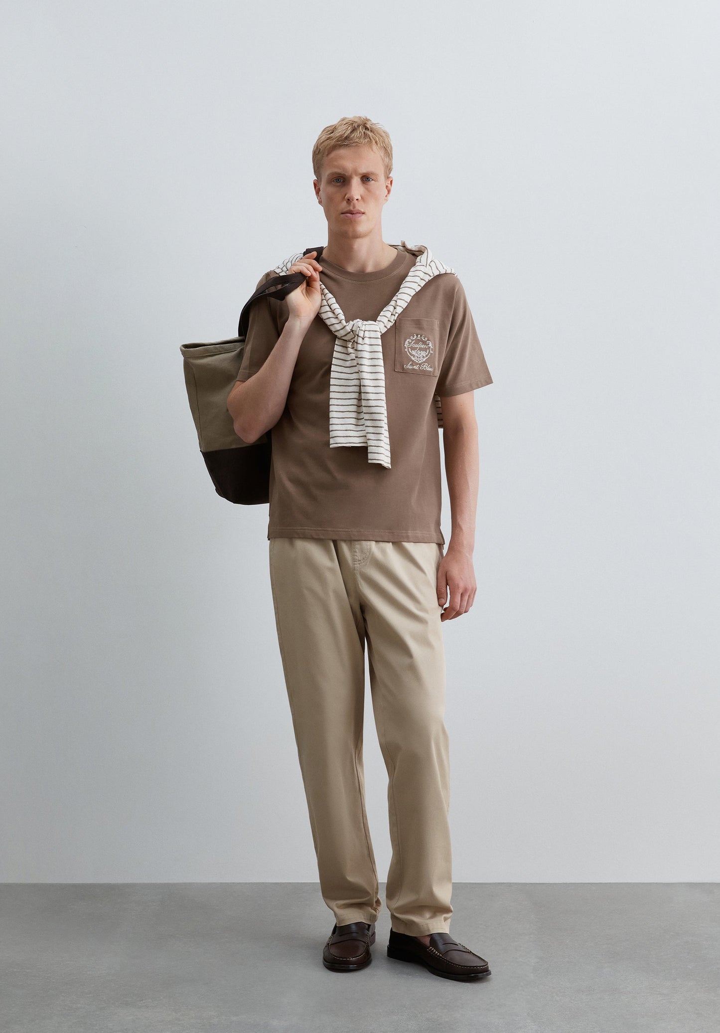 T-SHIRT IM BOXY FIT MIT STICKEREI