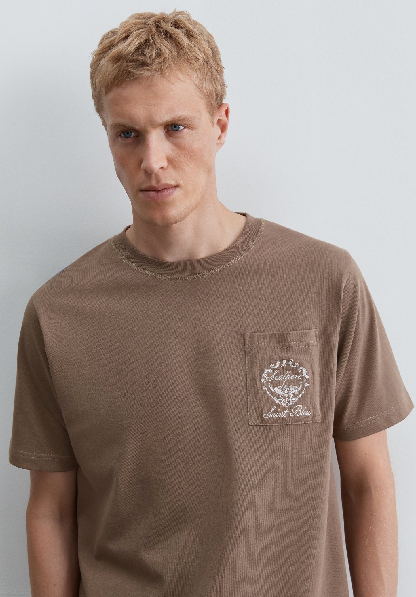 T-SHIRT IM BOXY FIT MIT STICKEREI