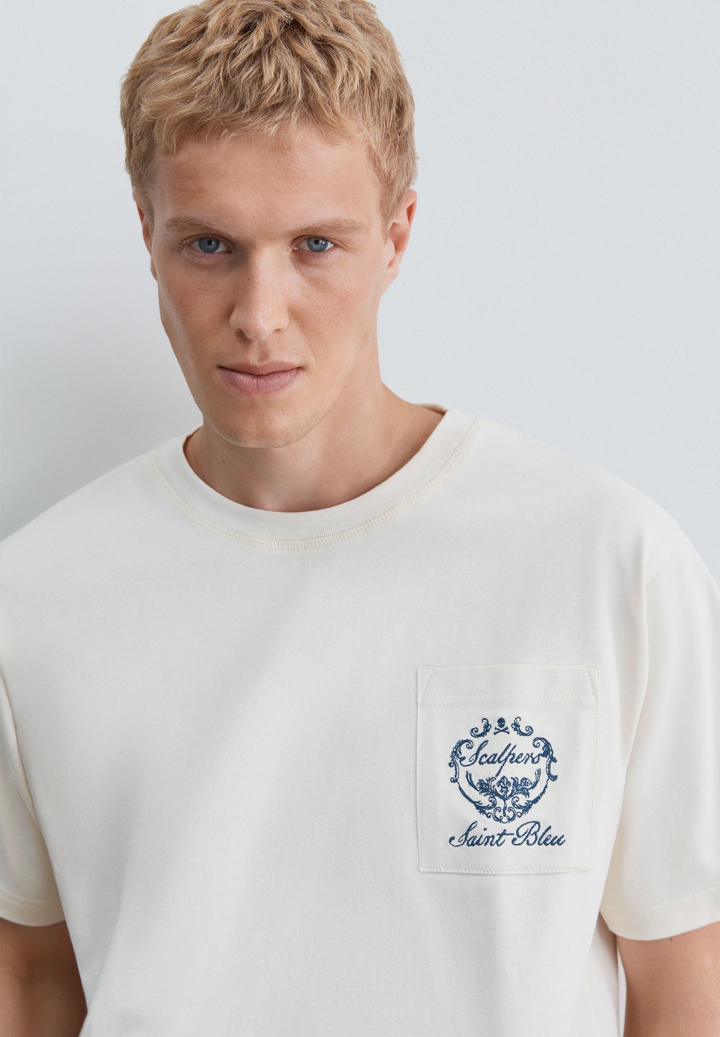 T-SHIRT IM BOXY FIT MIT STICKEREI