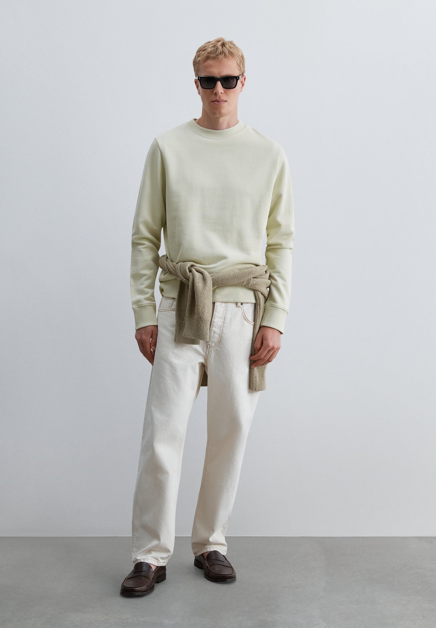 CREWNECK-SWEATSHIRT MIT FARBLICH PASSENDER STICKEREI