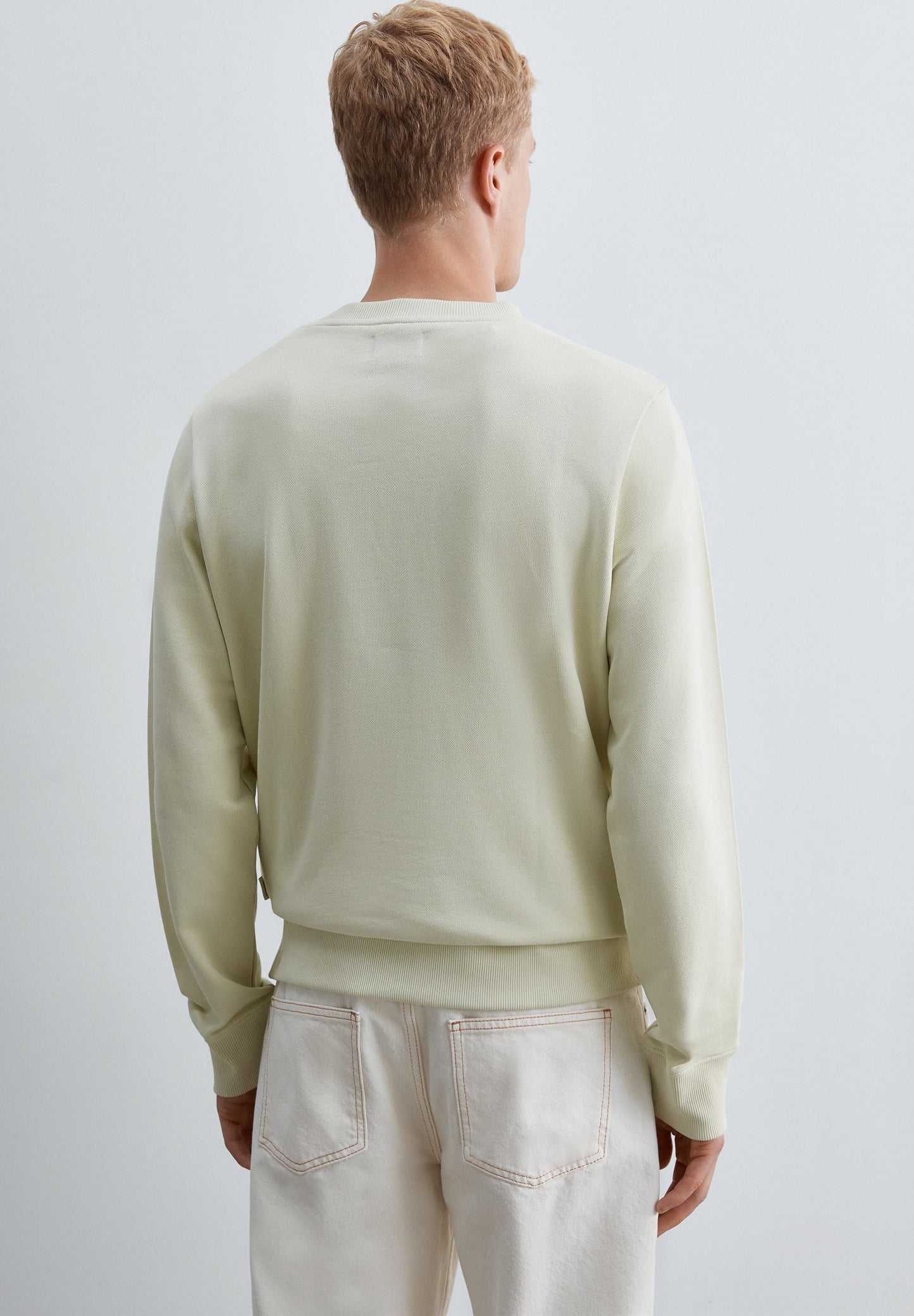 CREWNECK-SWEATSHIRT MIT FARBLICH PASSENDER STICKEREI