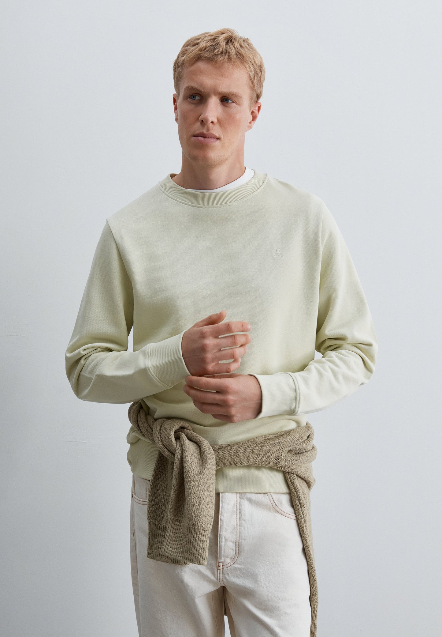 CREWNECK-SWEATSHIRT MIT FARBLICH PASSENDER STICKEREI