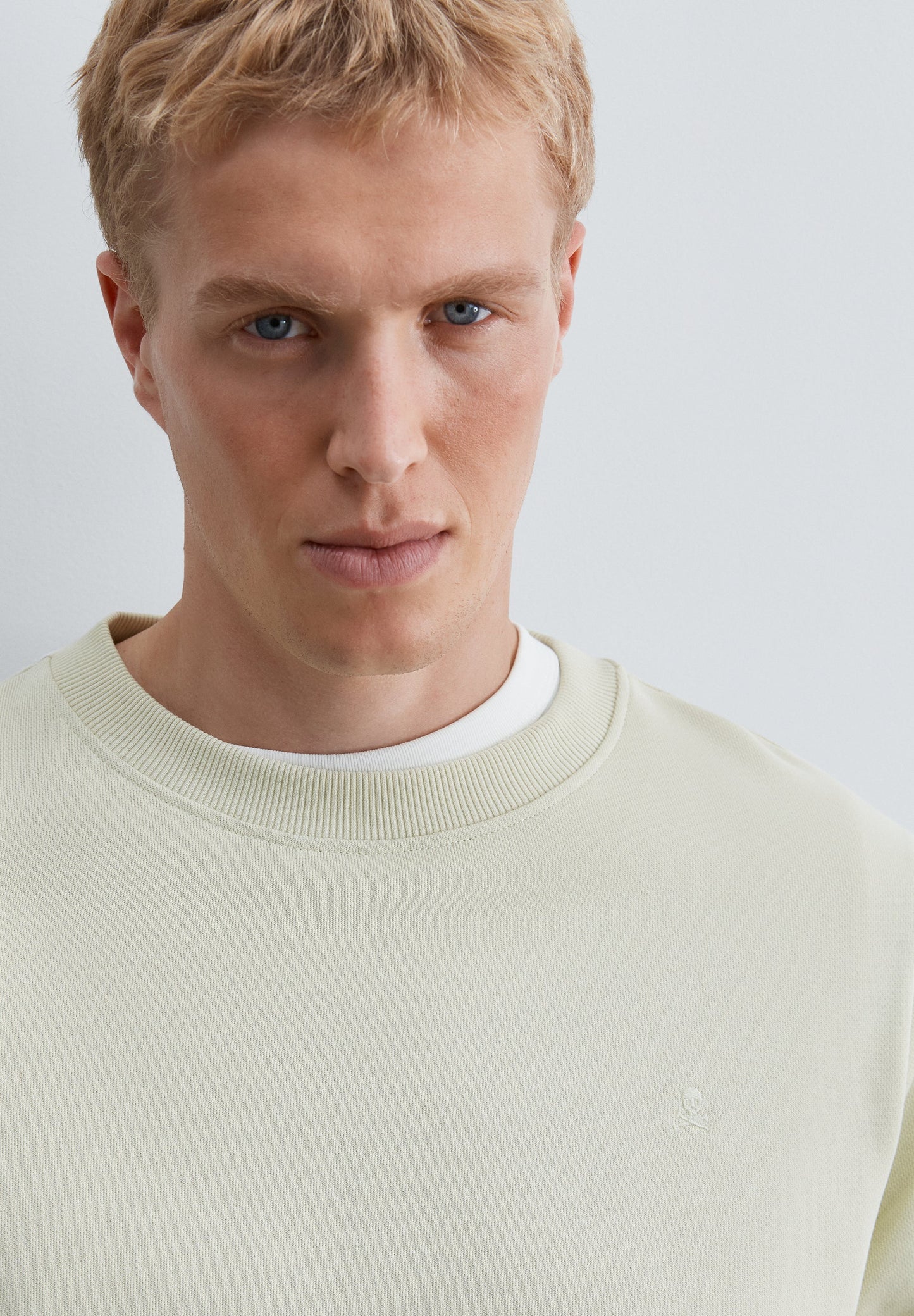 CREWNECK-SWEATSHIRT MIT FARBLICH PASSENDER STICKEREI