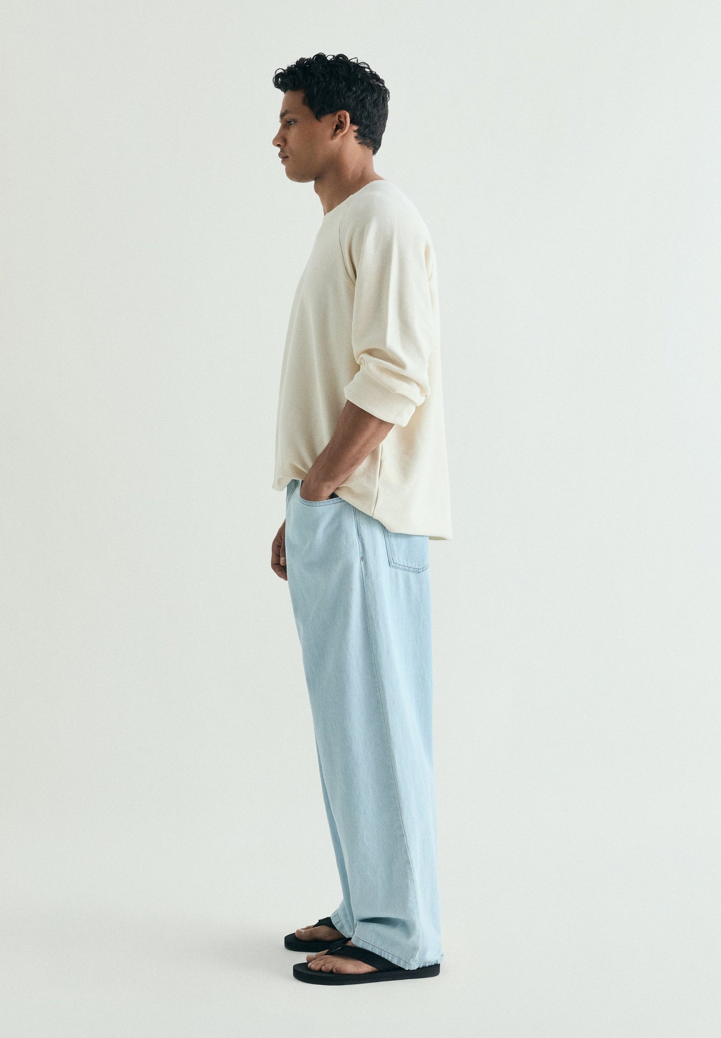 DENIM-JEANS AUS LEICHTER BAUMWOLLE