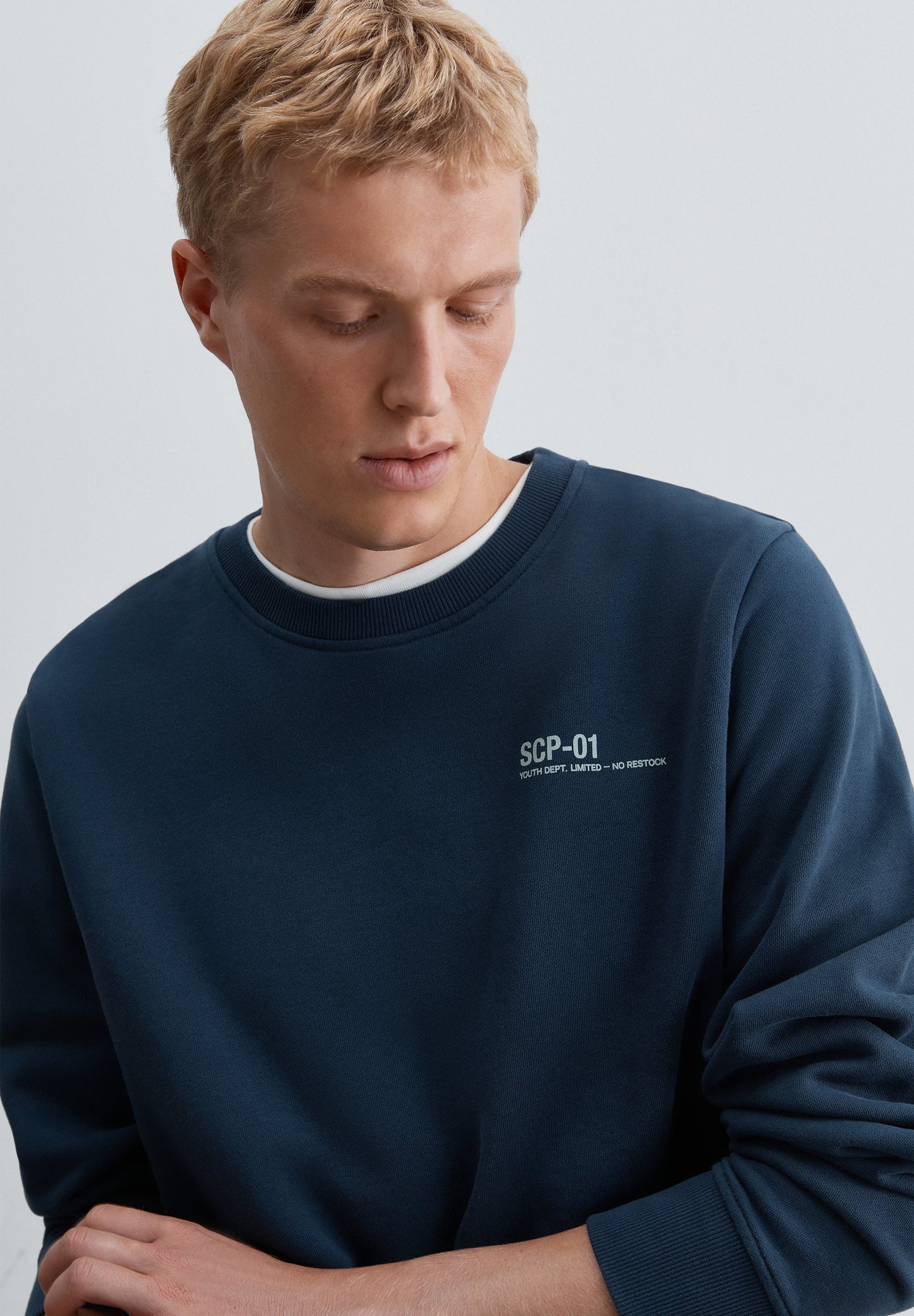 HOODY MIT PRINT IN KONTRASTFARBE