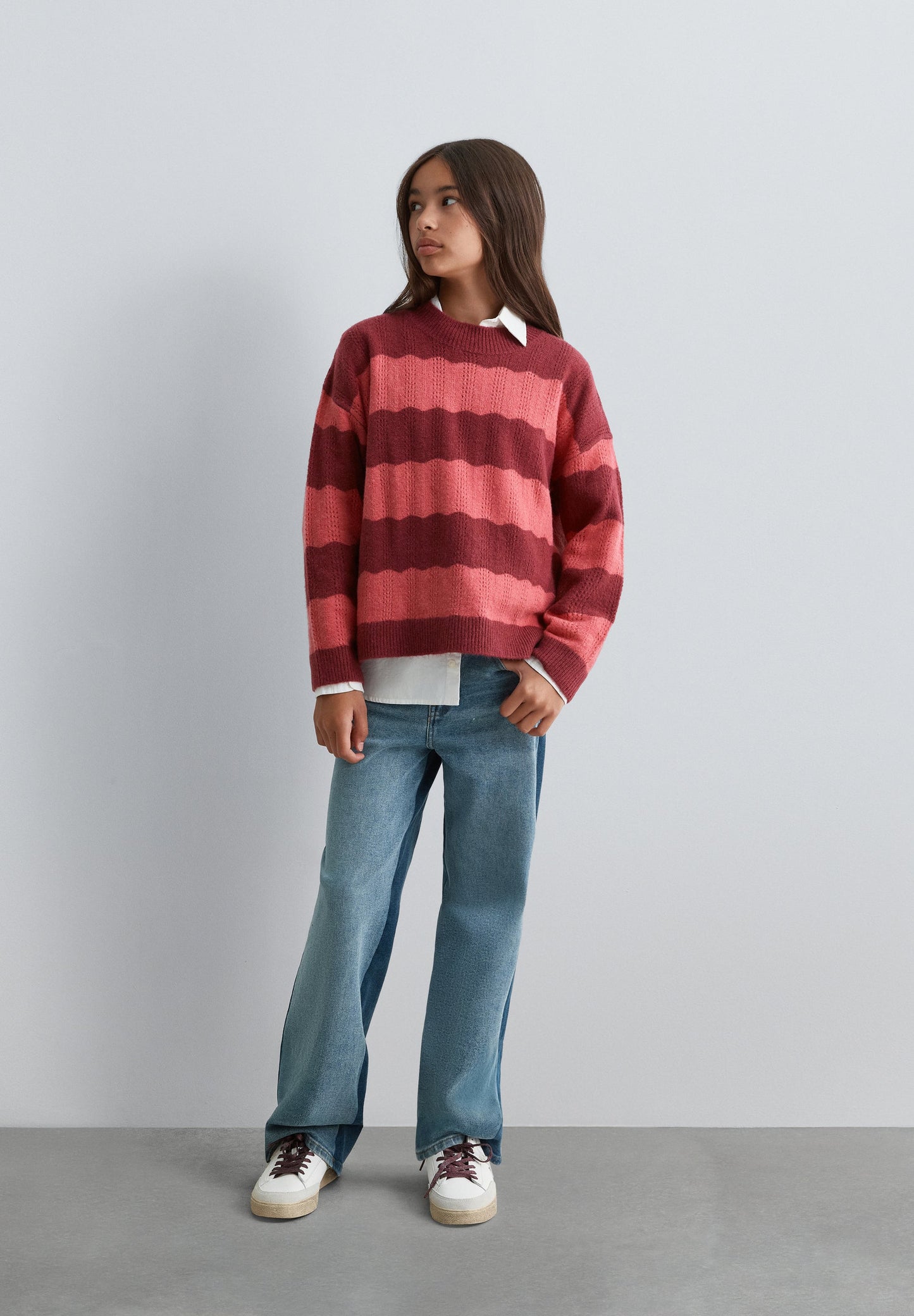 STRICKPULLOVER MIT WELENFÖRMIGEM LOCHMUSTER