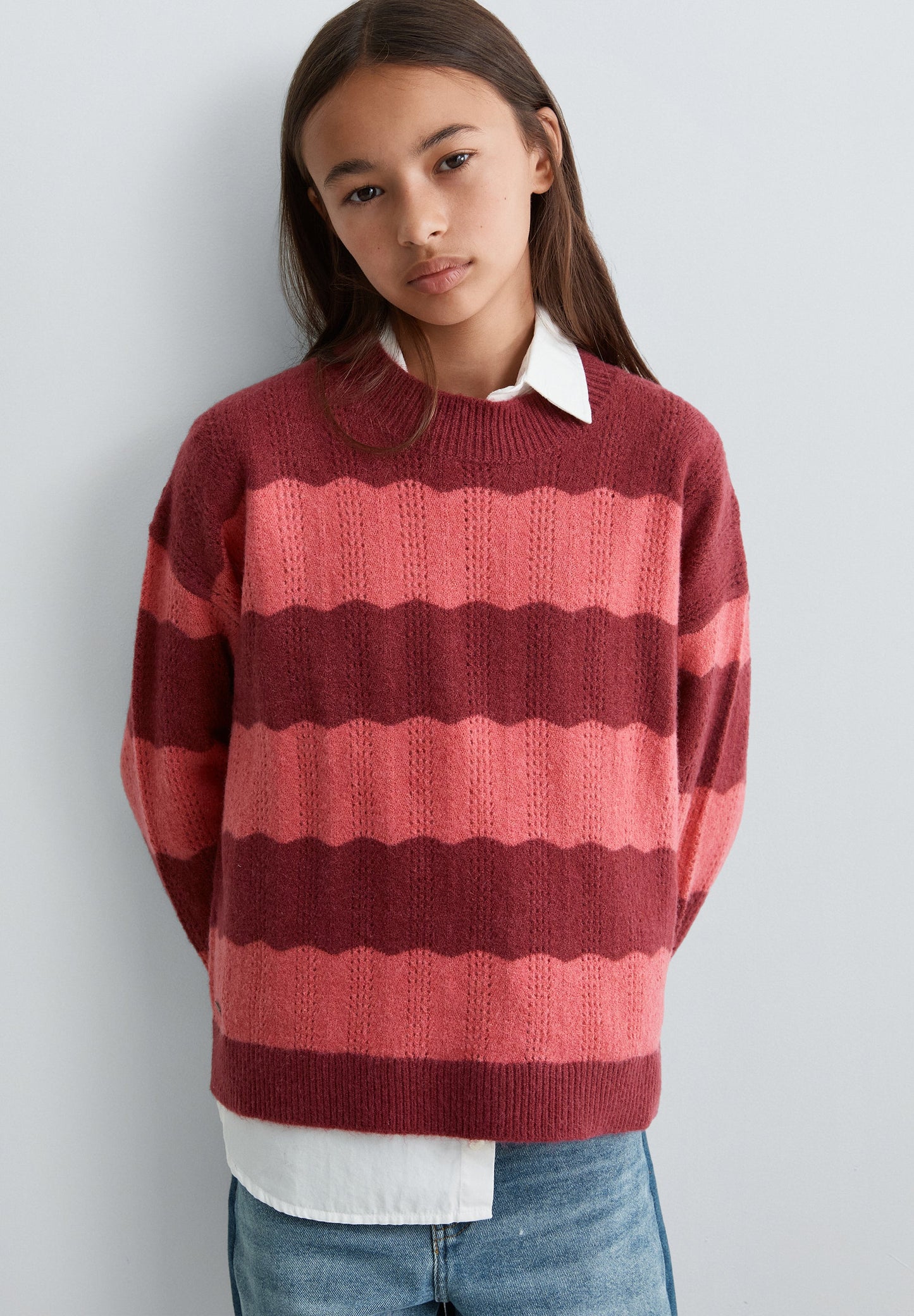 STRICKPULLOVER MIT WELENFÖRMIGEM LOCHMUSTER