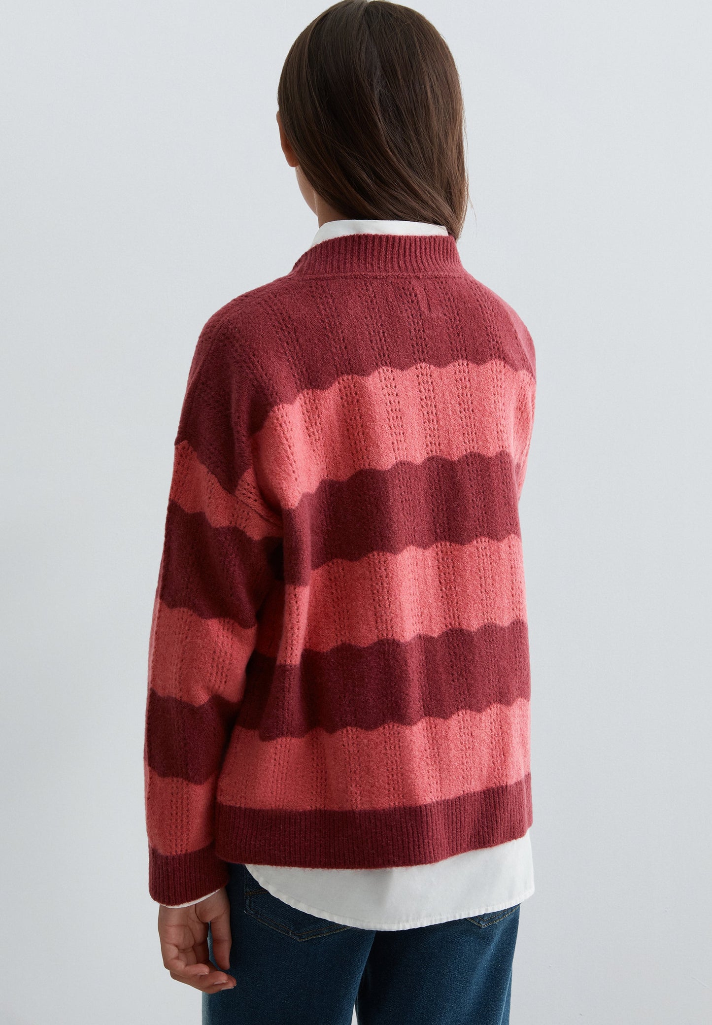 STRICKPULLOVER MIT WELENFÖRMIGEM LOCHMUSTER