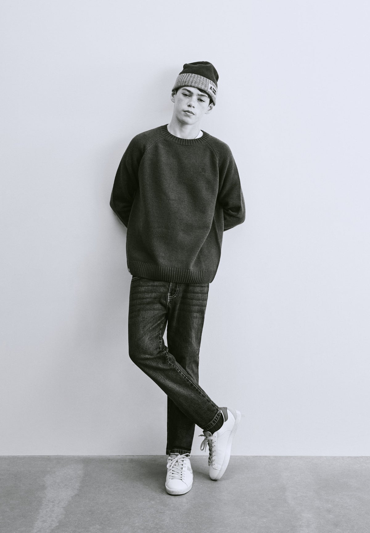 ROUND NECK WOOL SWEATER