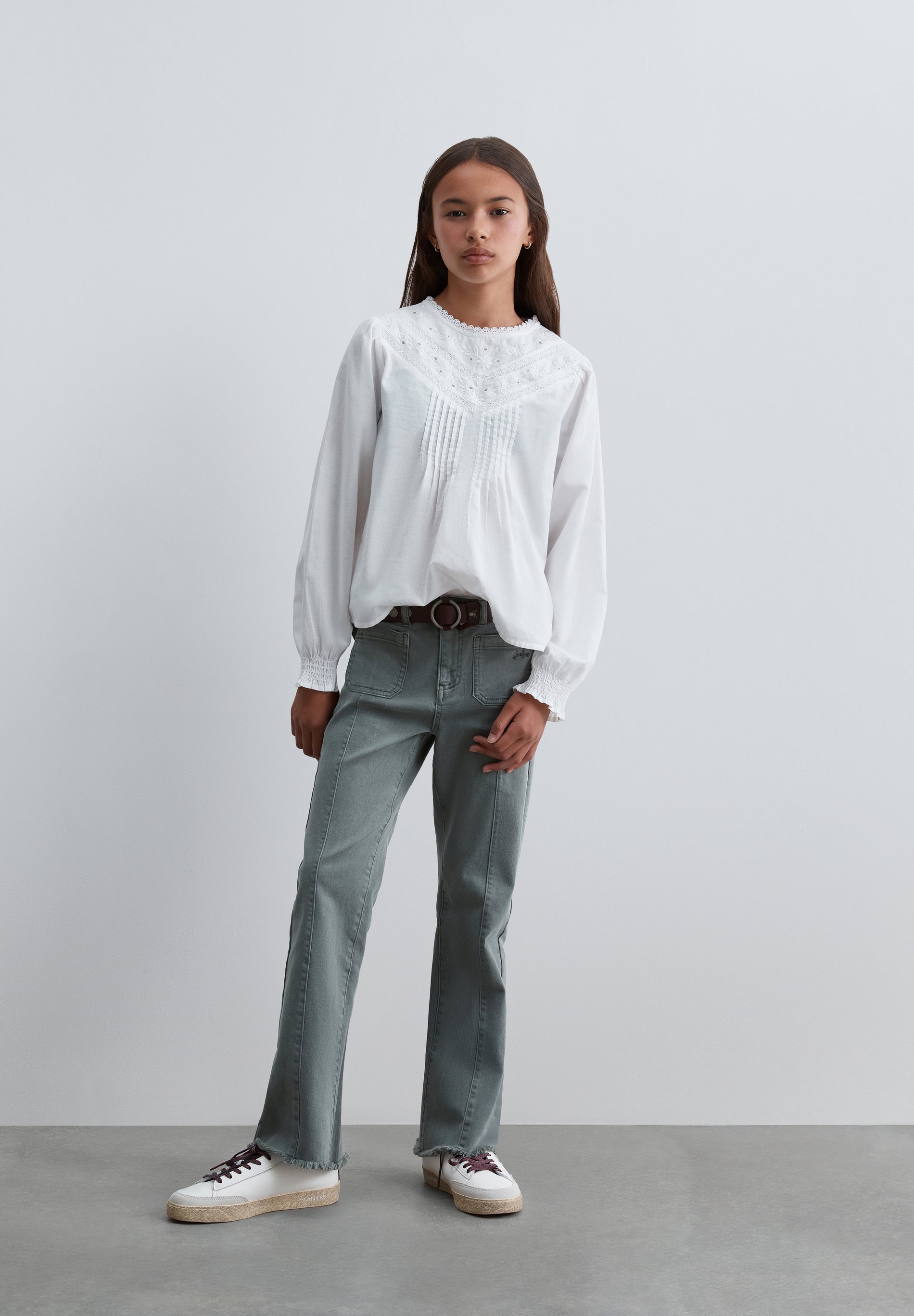 ROMANTISCHE BLUSE MIT STICKEREIEN