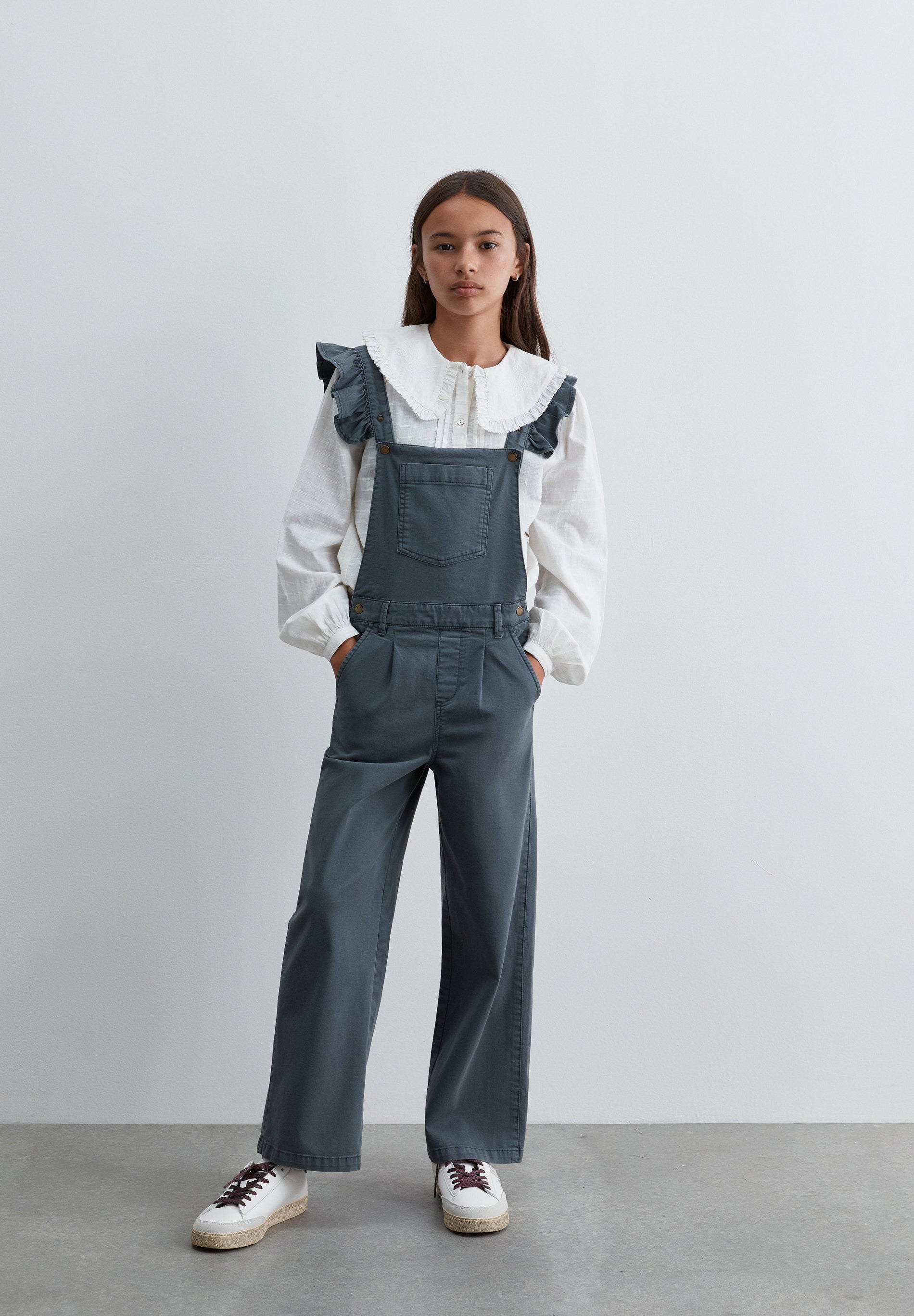 ÜBERKREUZTE LATZHOSE MIT VOLANTS