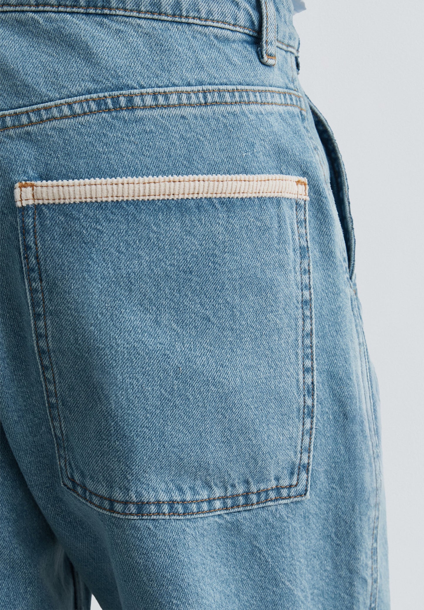 JEANS IM WASHED-LOOK UND REGULAR FIT