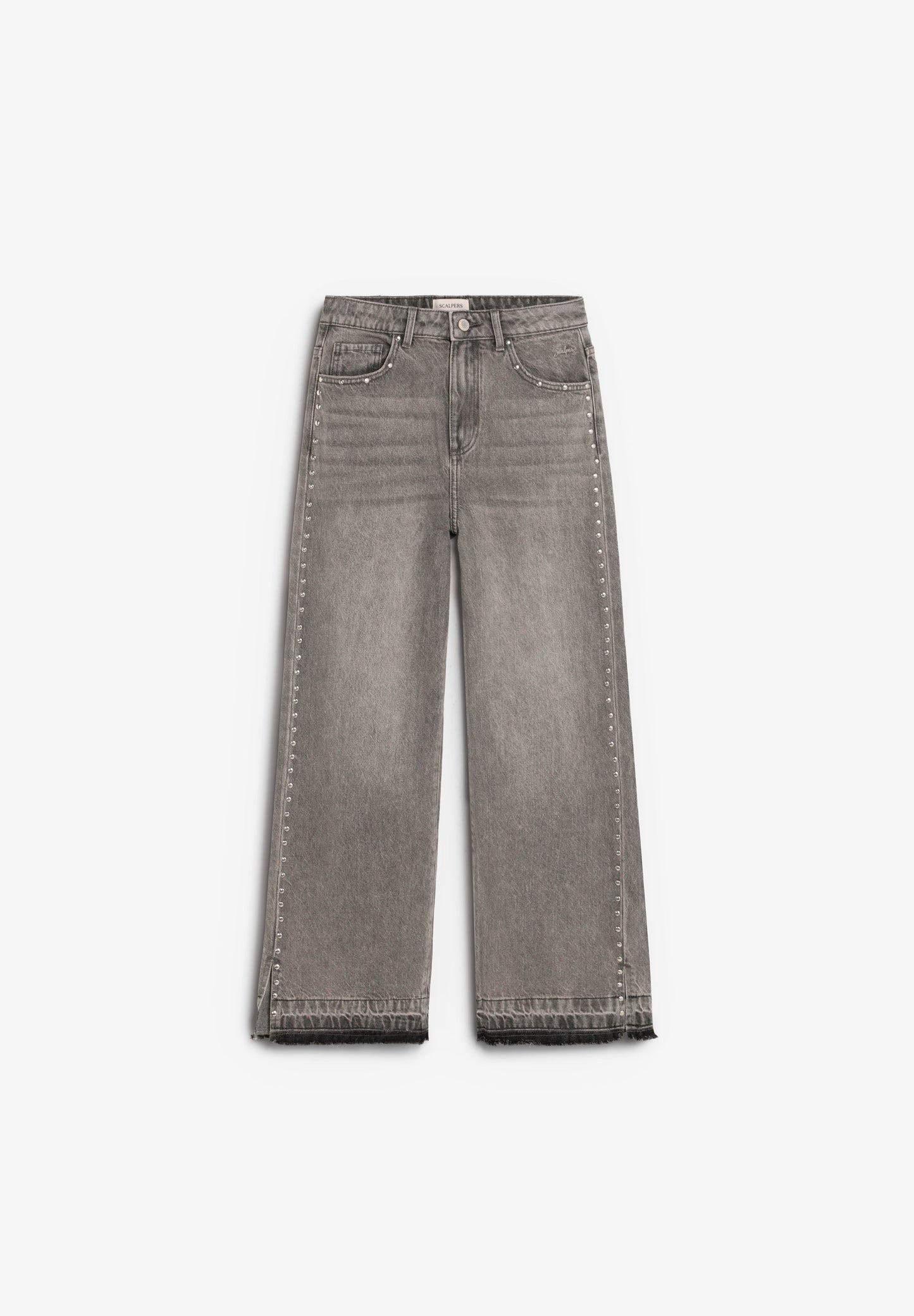 JEANS MIT NIETEN UND AUSGEFRANSTEM SAUM