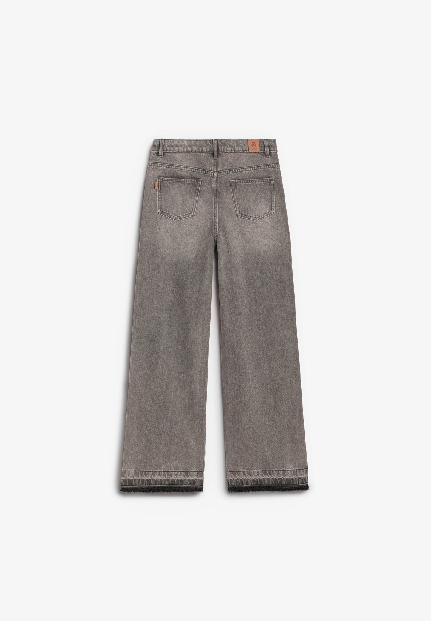 JEANS MIT NIETEN UND AUSGEFRANSTEM SAUM