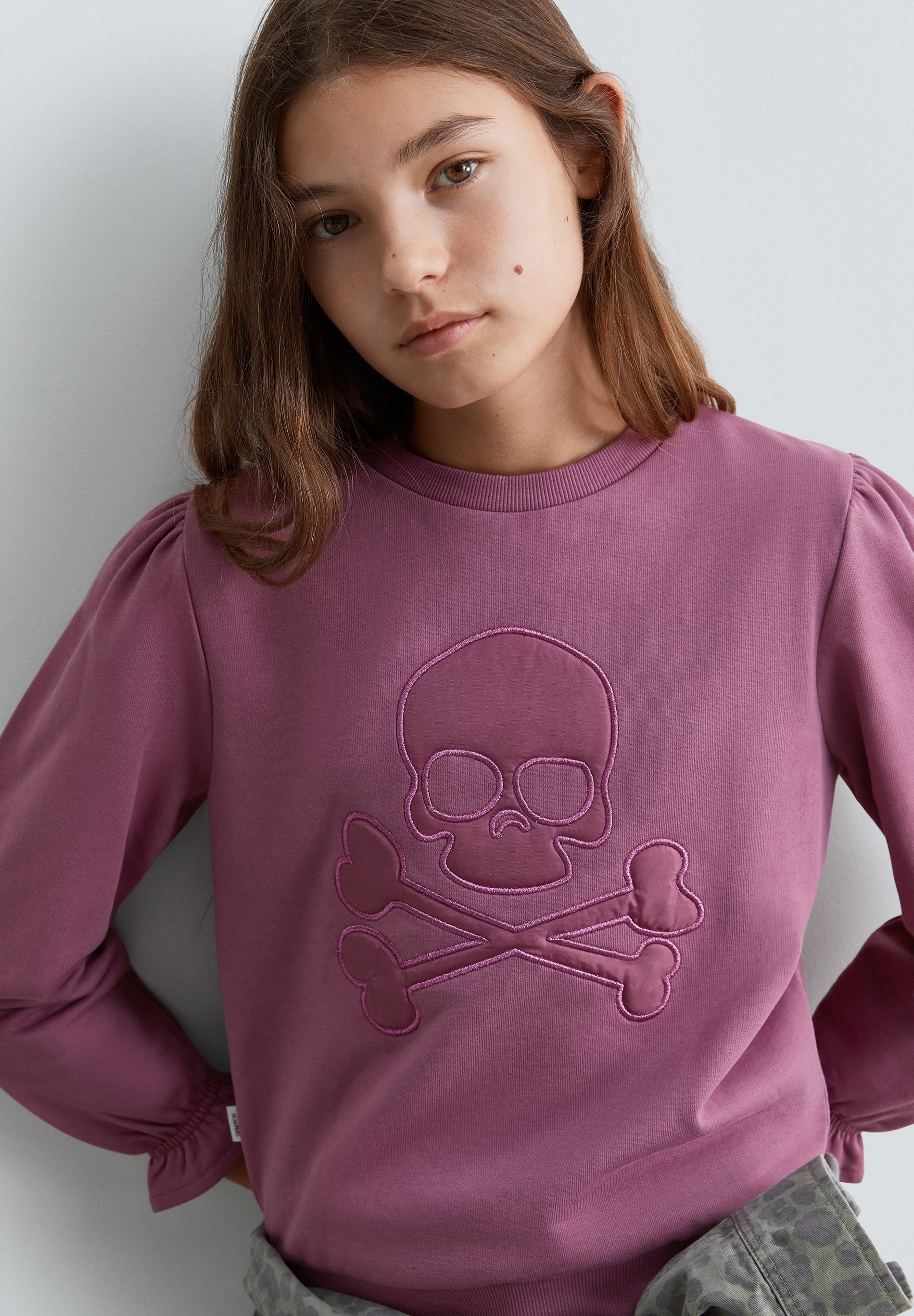 SWEATSHIRT MIT TOTENKOPF VORNE
