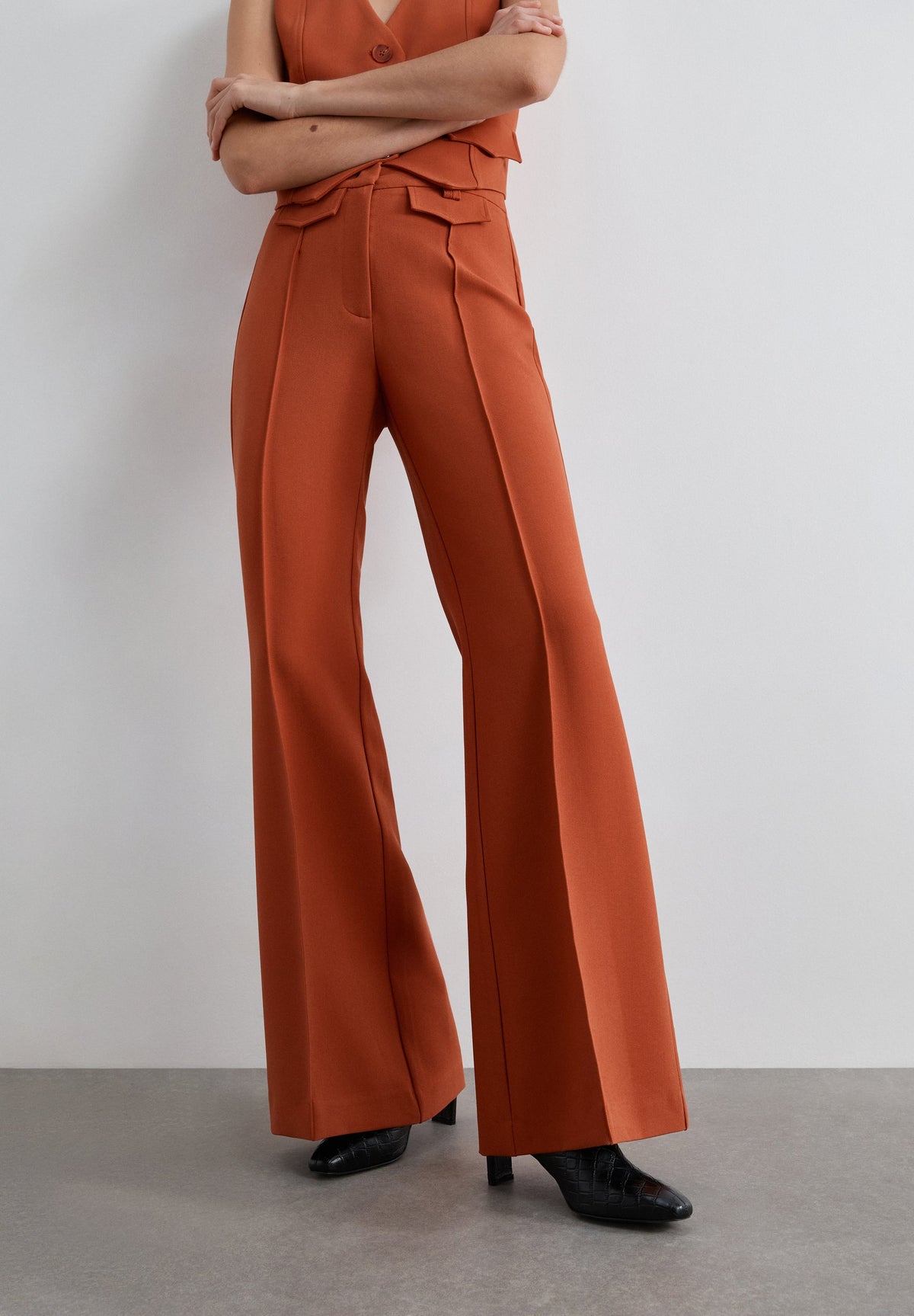 BOOTCUT-HOSE MIT BUNDFALTEN