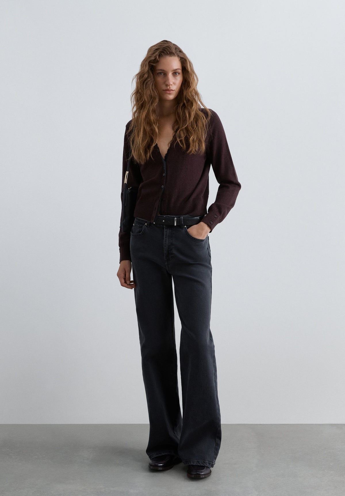 HOSE AUS DENIM MIT HALBHOHEM BUND