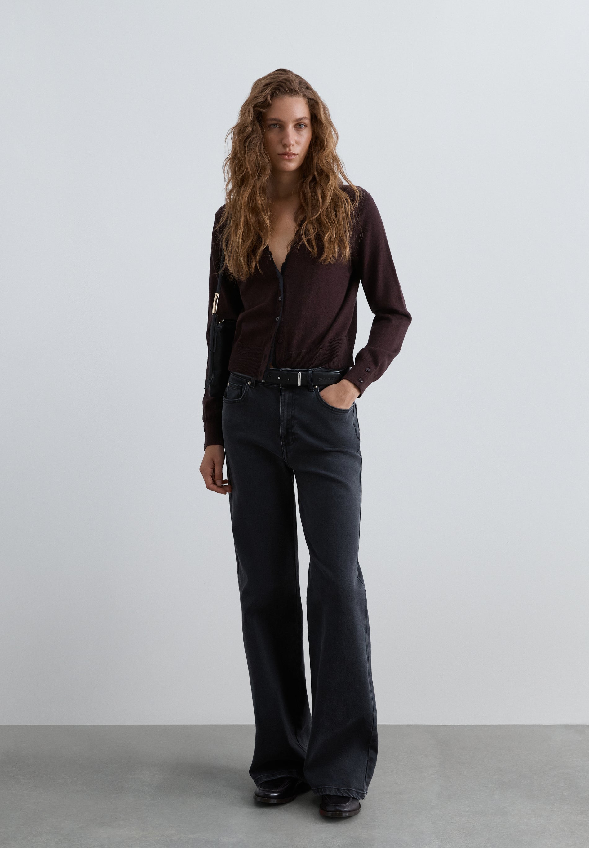 HOSE AUS DENIM MIT HALBHOHEM BUND