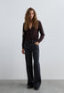HOSE AUS DENIM MIT HALBHOHEM BUND