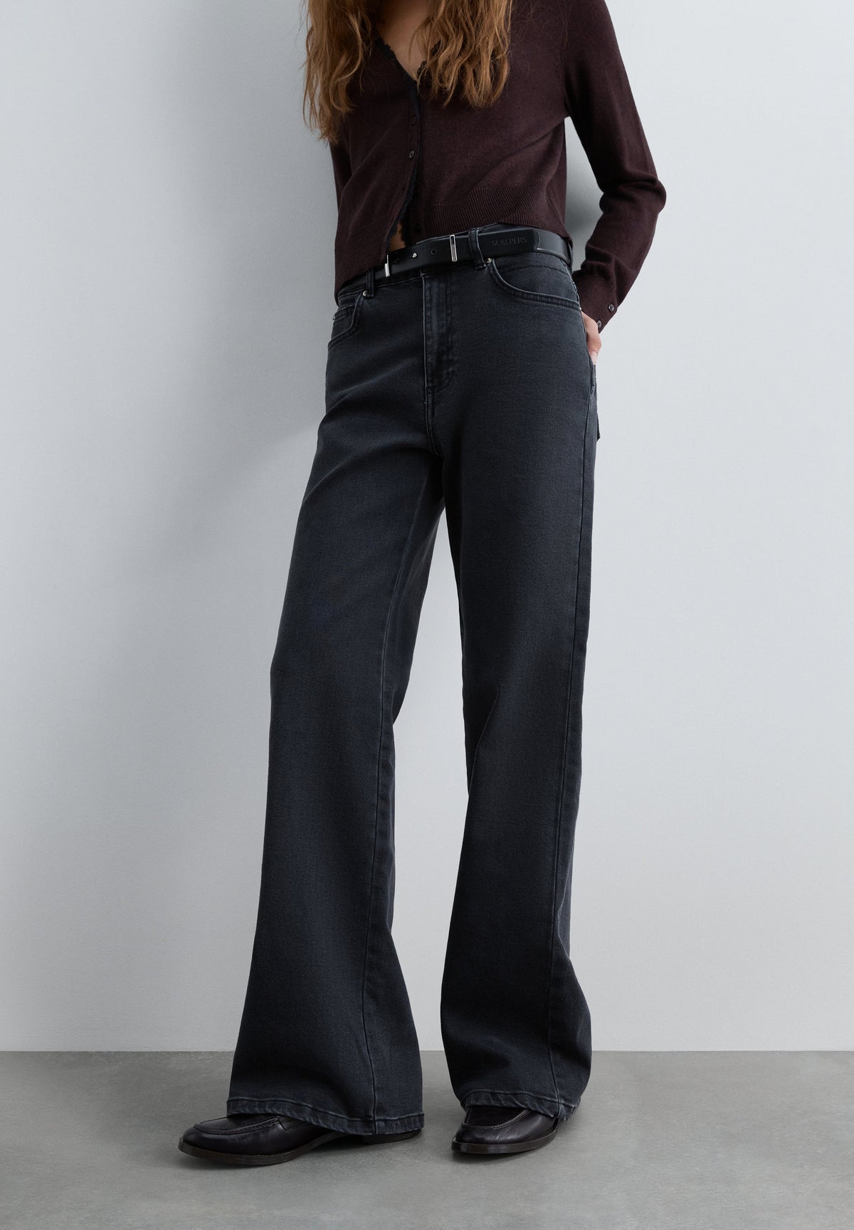 HOSE AUS DENIM MIT HALBHOHEM BUND