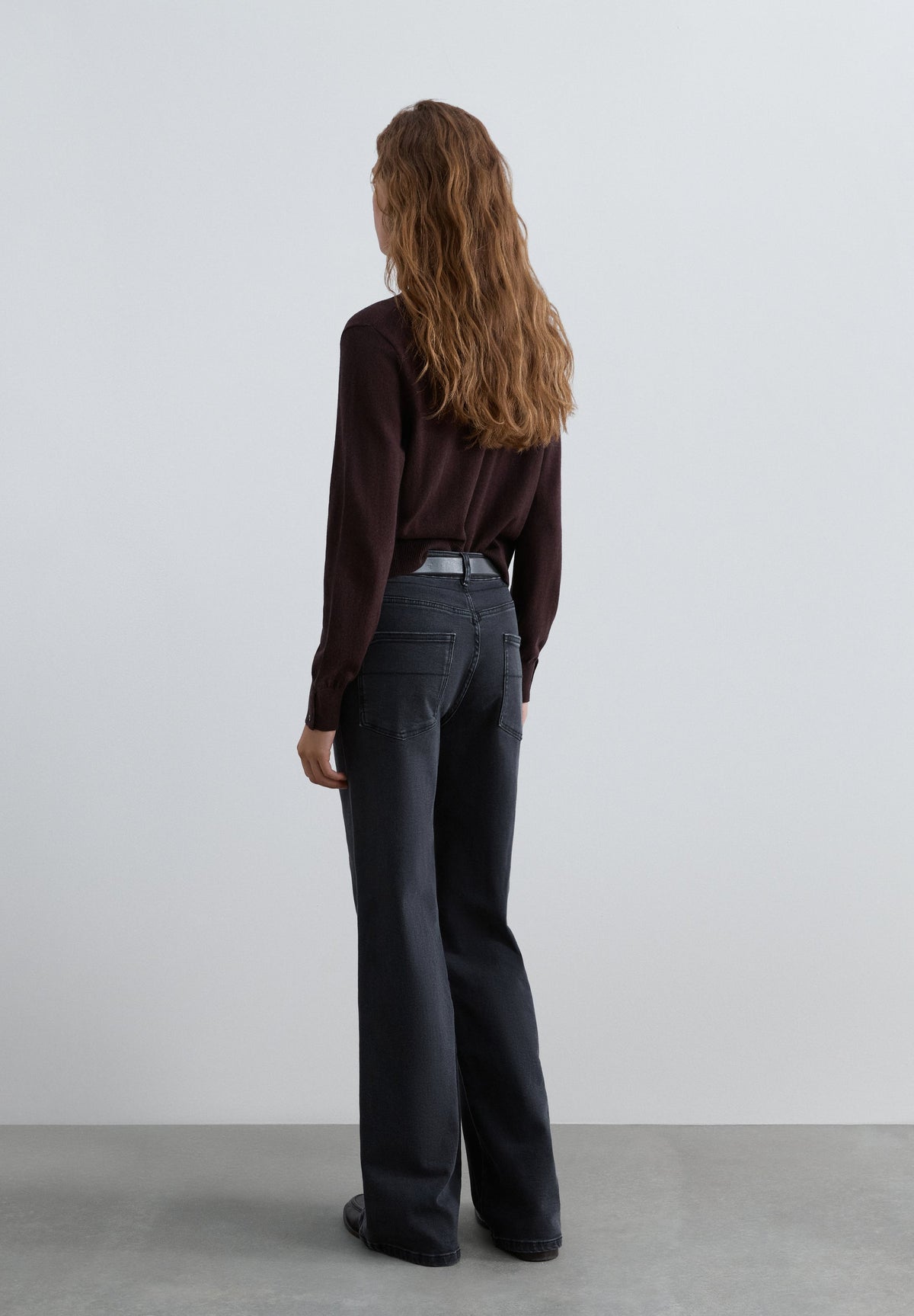 HOSE AUS DENIM MIT HALBHOHEM BUND
