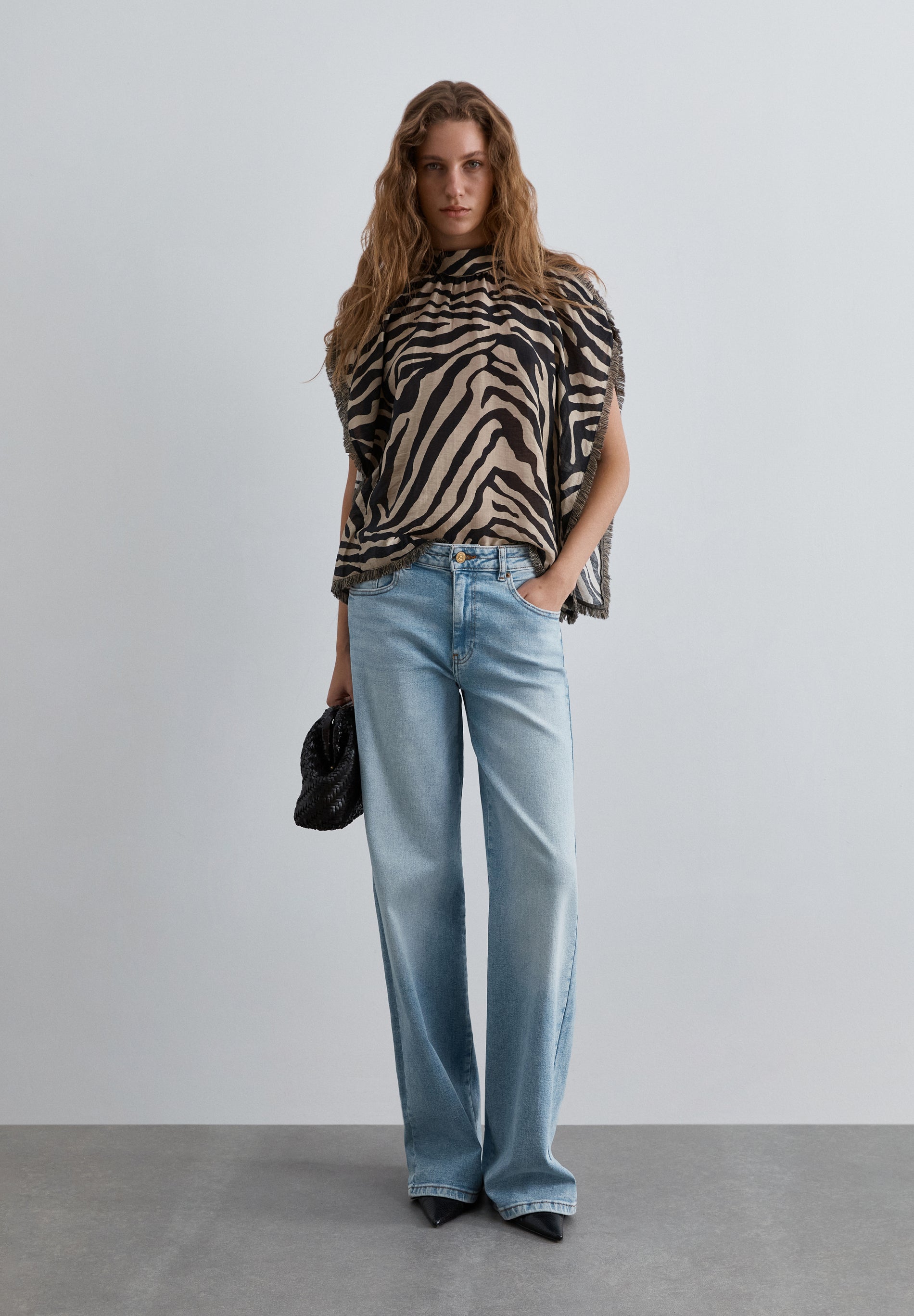 HOSE AUS DENIM MIT HALBHOHEM BUND