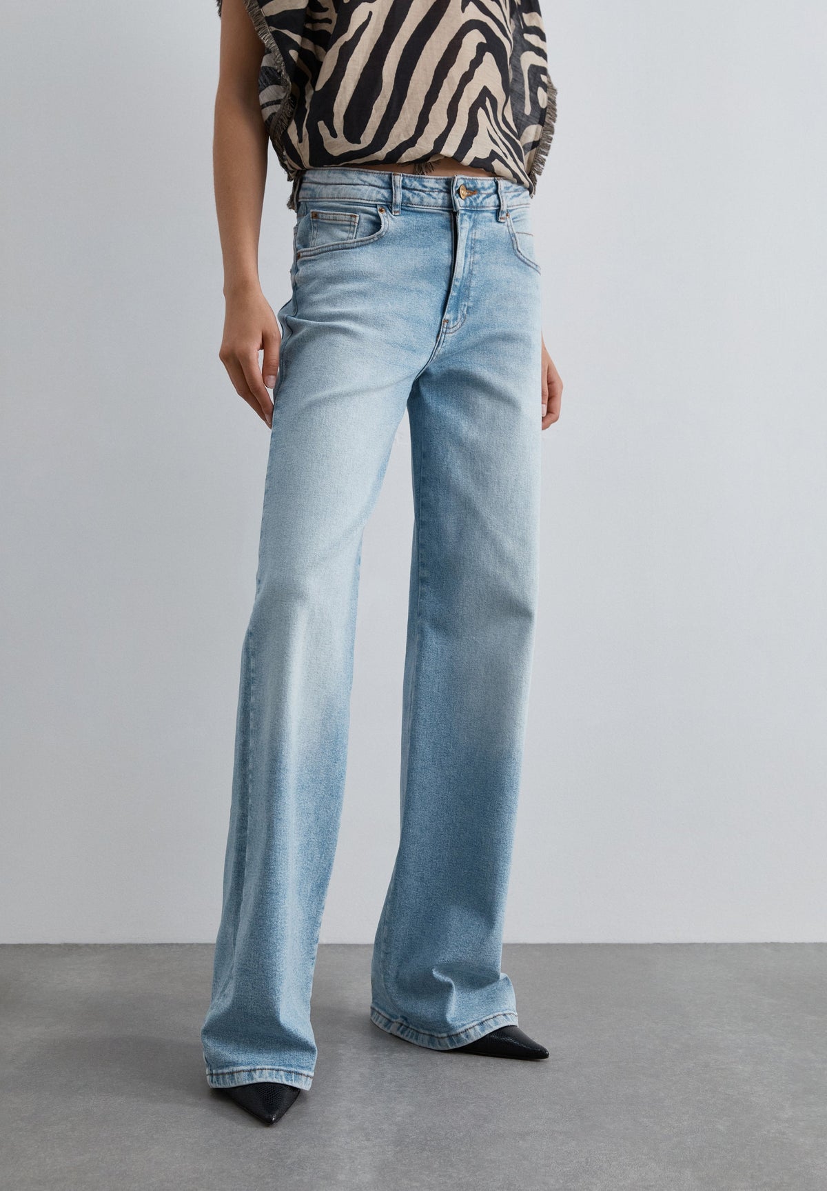 HOSE AUS DENIM MIT HALBHOHEM BUND