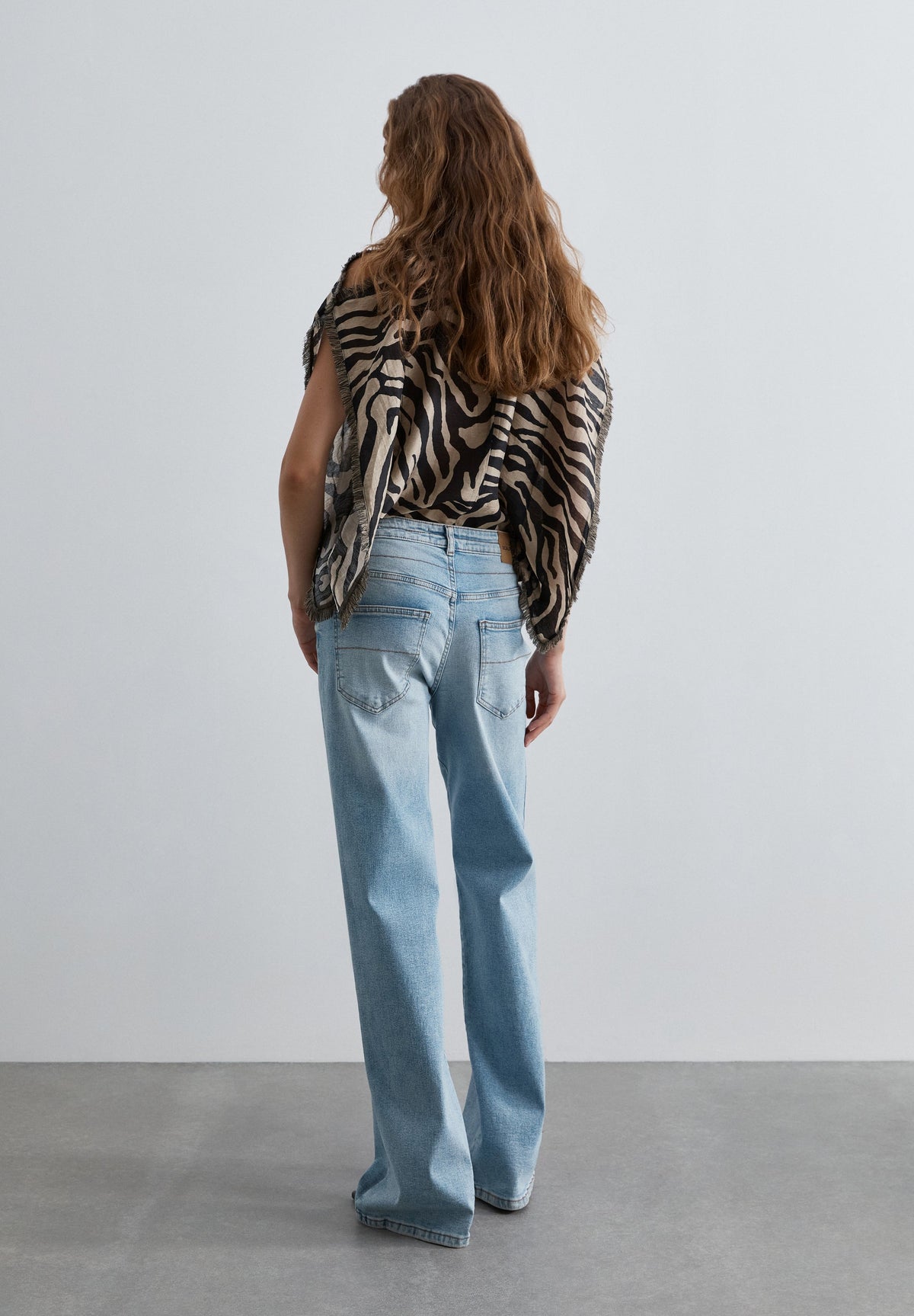 HOSE AUS DENIM MIT HALBHOHEM BUND