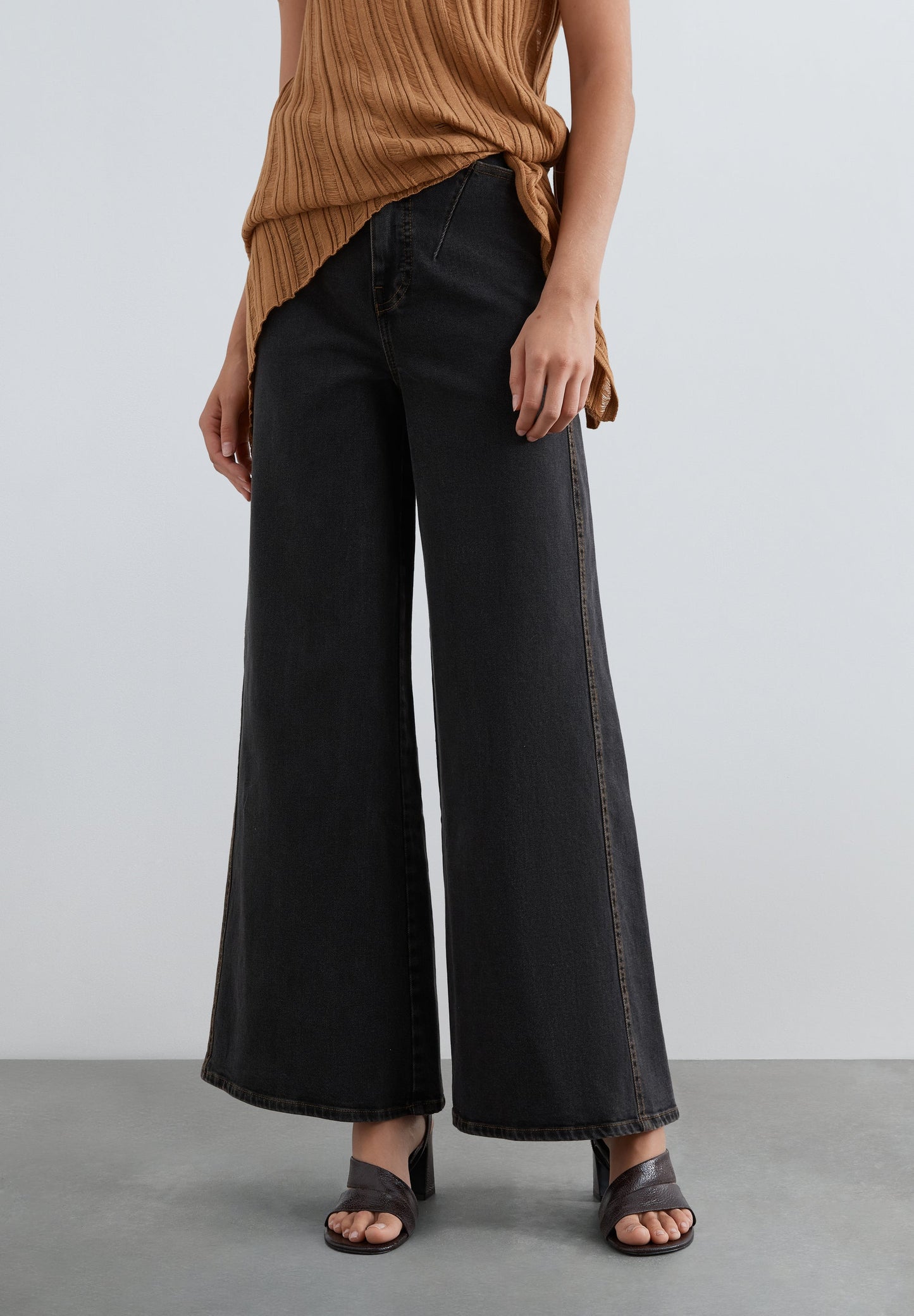 WIDE-LEG-JEANS MIT HOHEM BUND