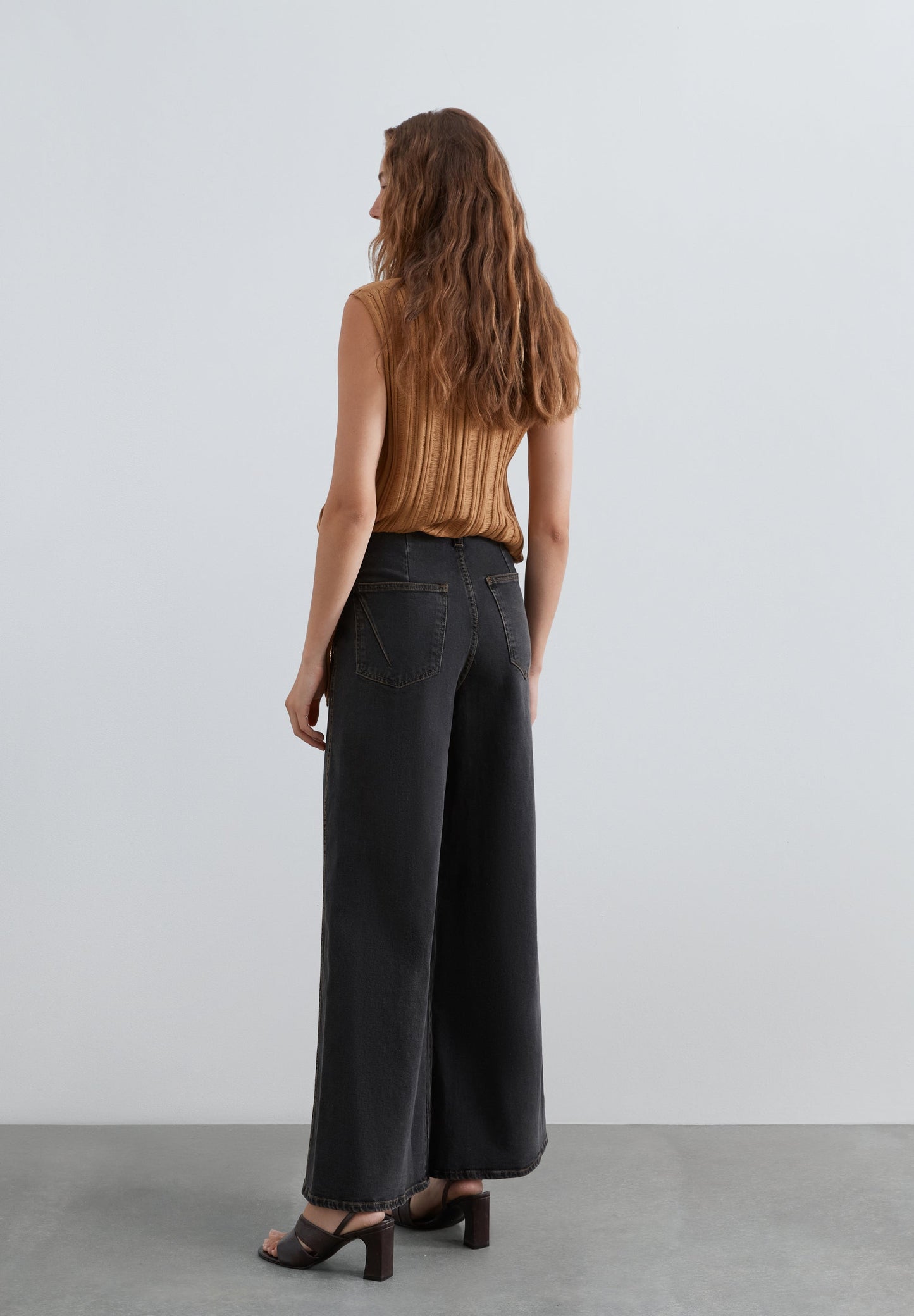 WIDE-LEG-JEANS MIT HOHEM BUND