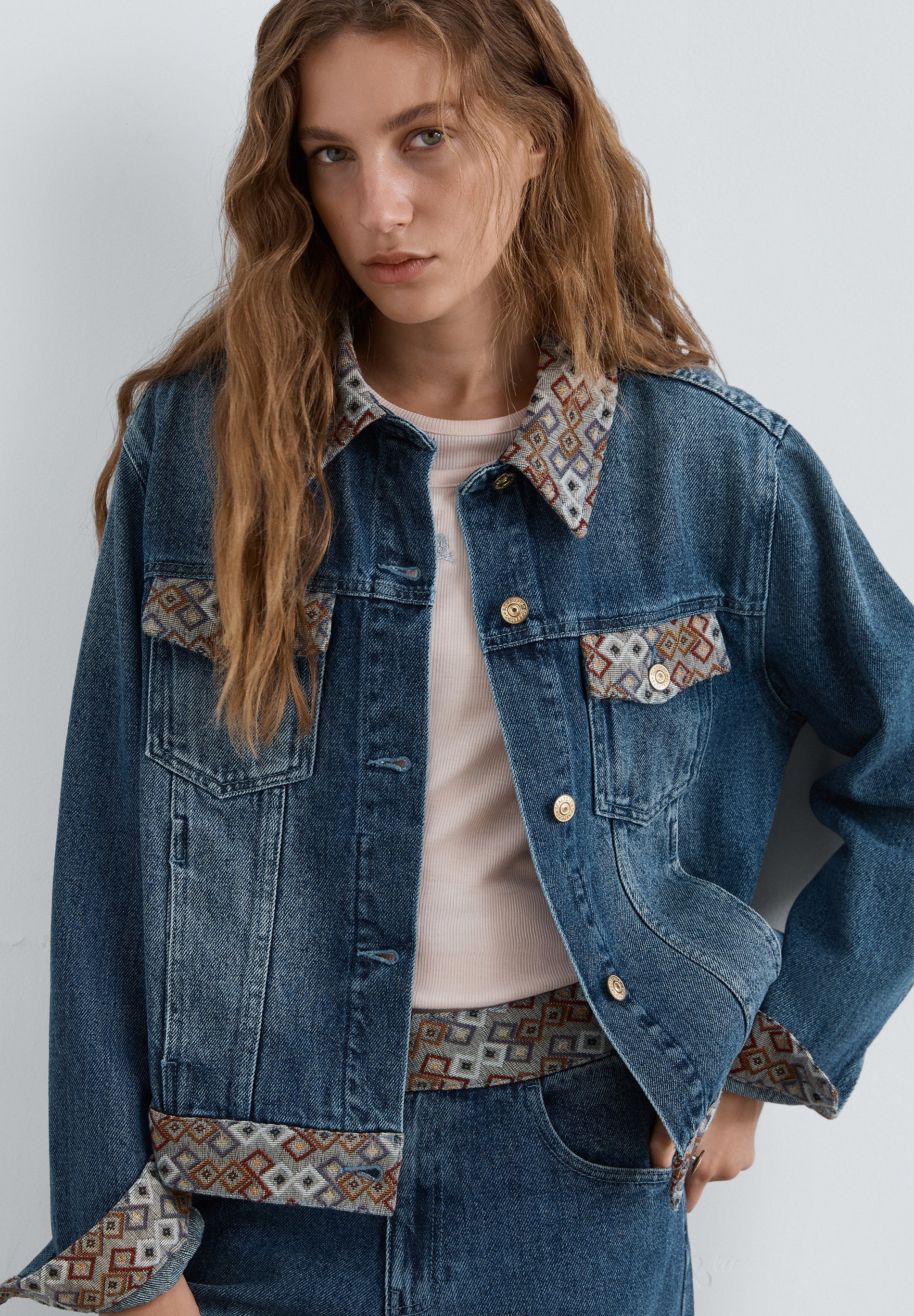 VESTE EN JEAN À MOTIFS ETHNIQUES
