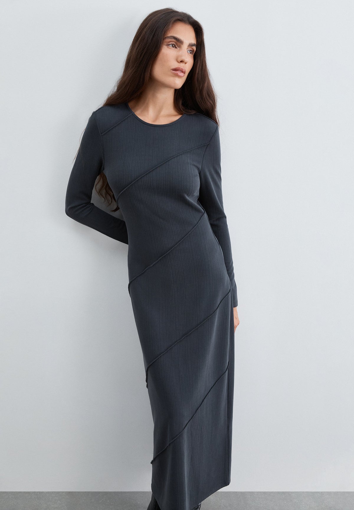 STRICKKLEID MIT DIAGONALEN NÄHTEN