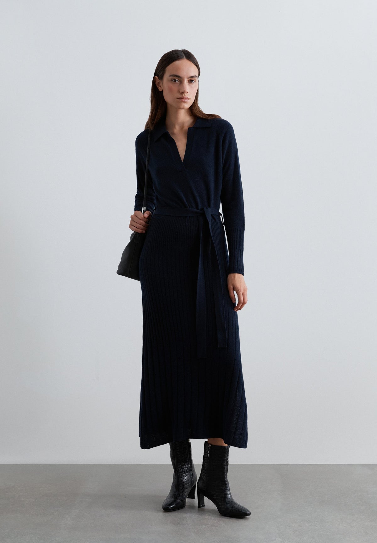 STRICKKLEID MIT POLOKRAGEN