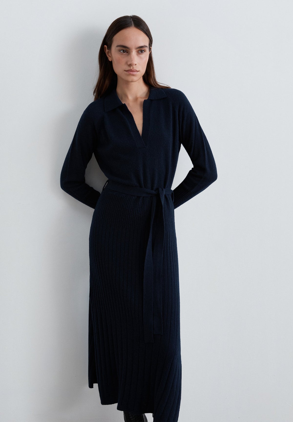 STRICKKLEID MIT POLOKRAGEN