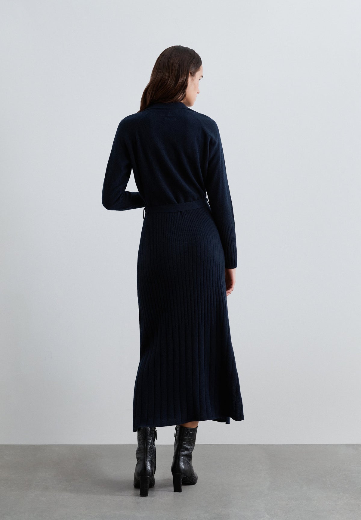 STRICKKLEID MIT POLOKRAGEN