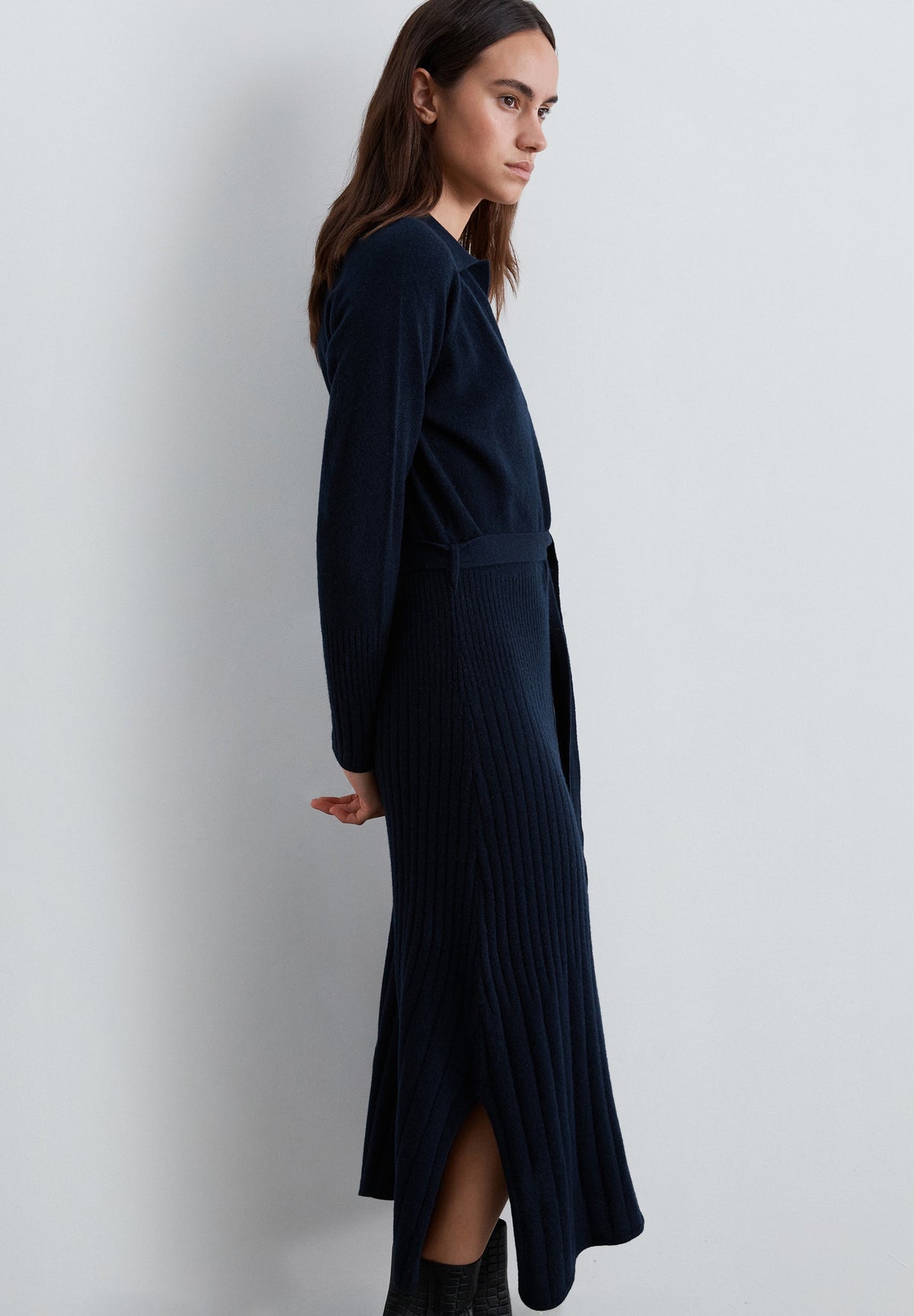 STRICKKLEID MIT POLOKRAGEN
