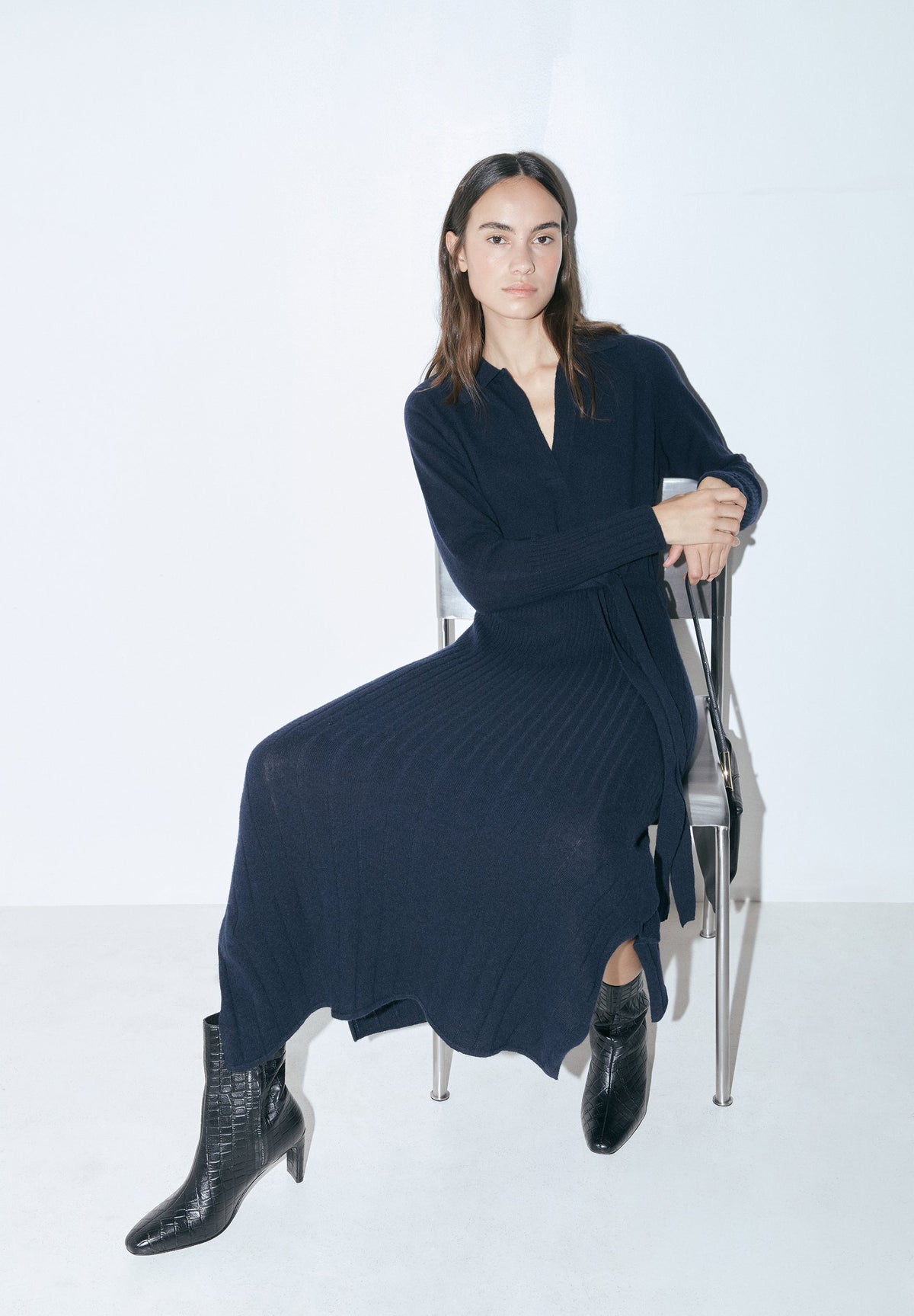 STRICKKLEID MIT POLOKRAGEN