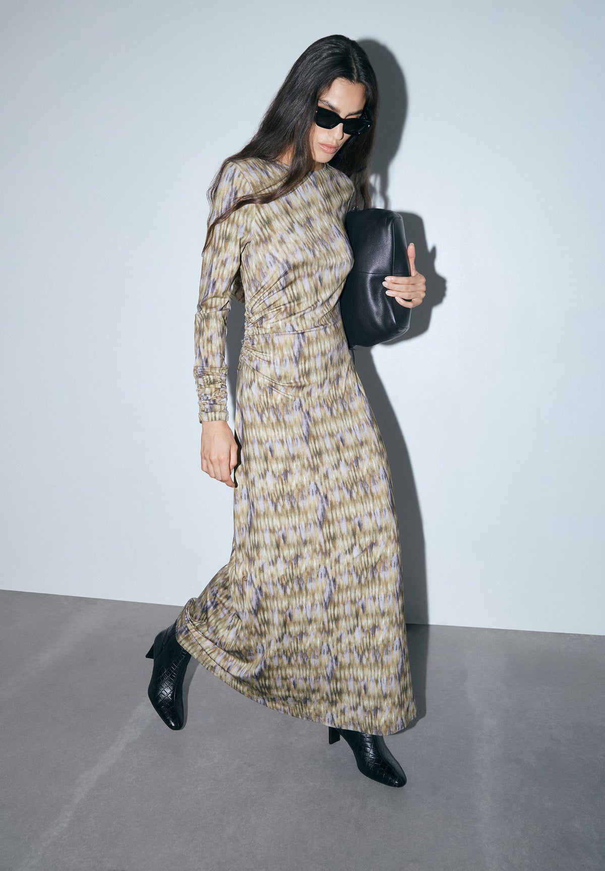 MEHRFARBIGES FLIESSENDES KLEID