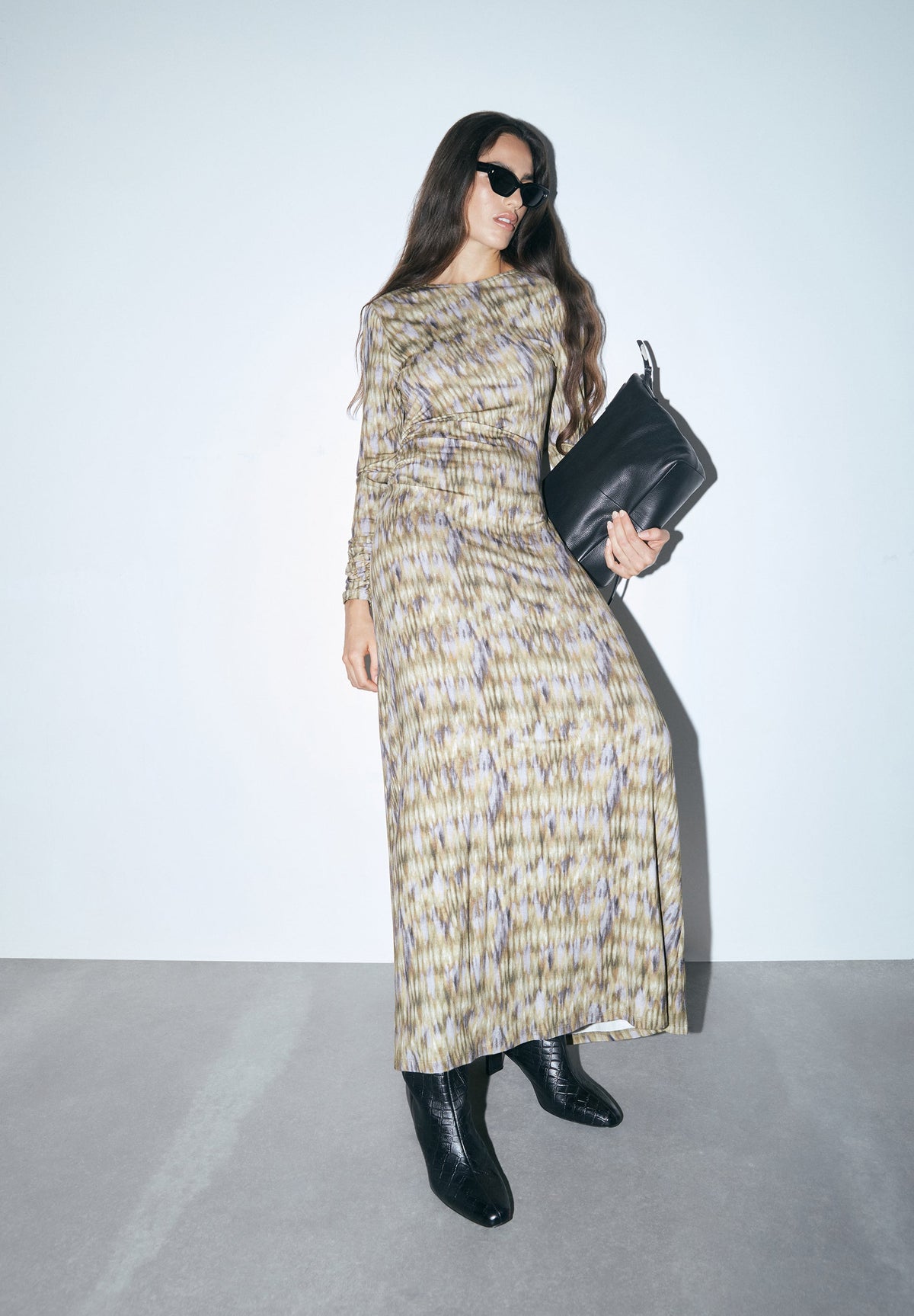 MEHRFARBIGES FLIESSENDES KLEID