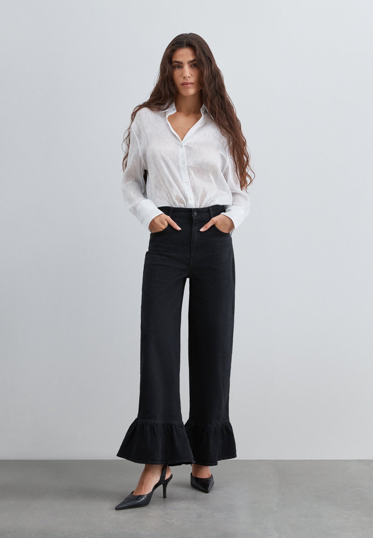 JEANS WITH RUFFLE DETAIL