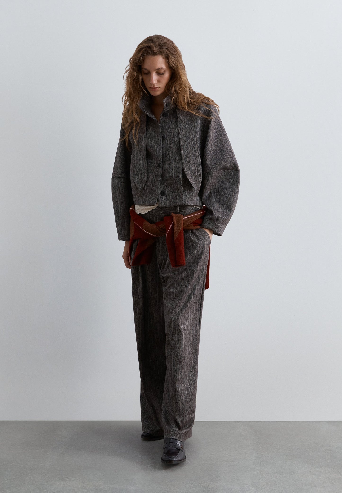 BUNDFALTENHOSE MIT NADELSTREIFEN
